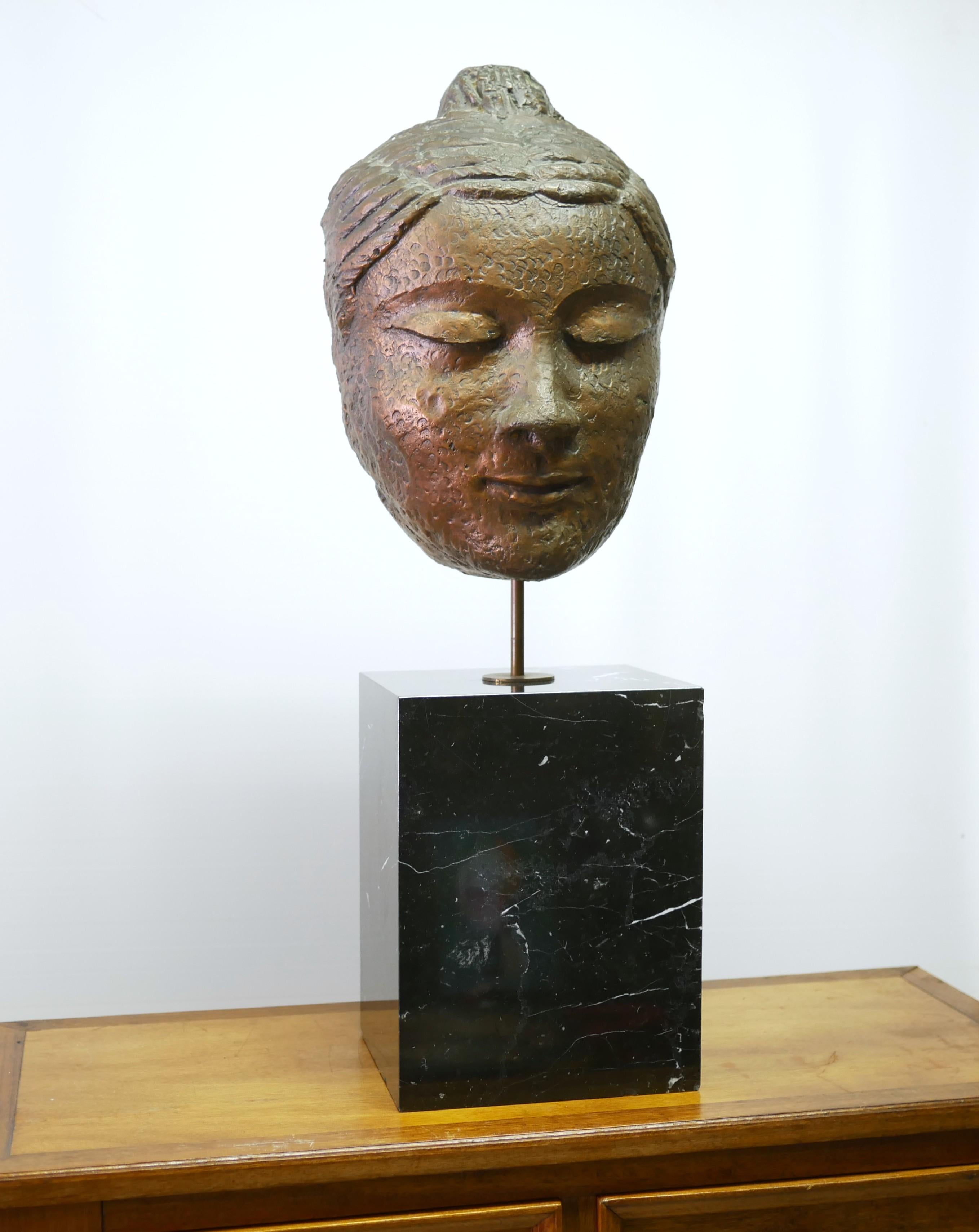 Scultura con testa di Buddha, base in marmo in vendita 3