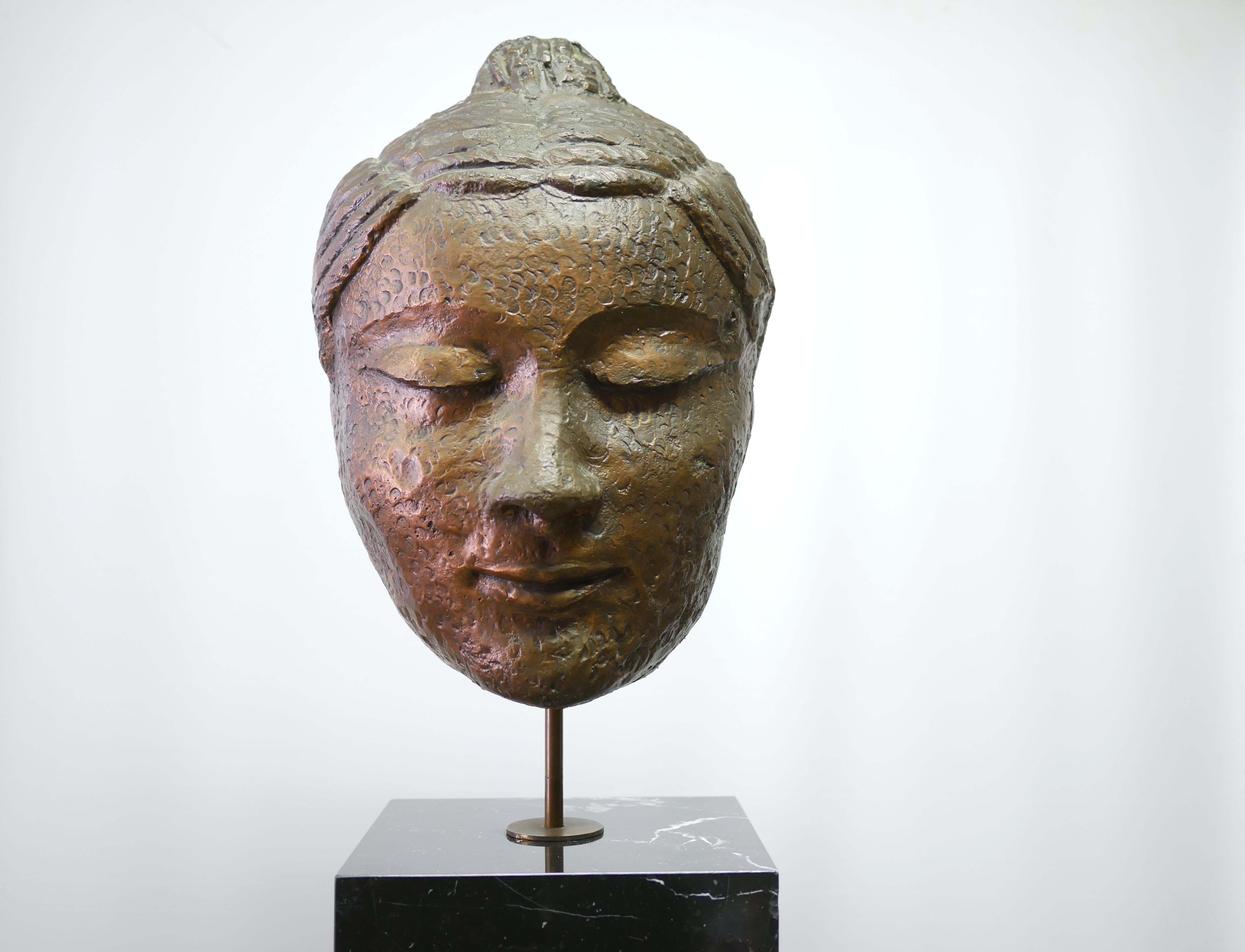 Scultura con testa di Buddha, base in marmo in vendita 4