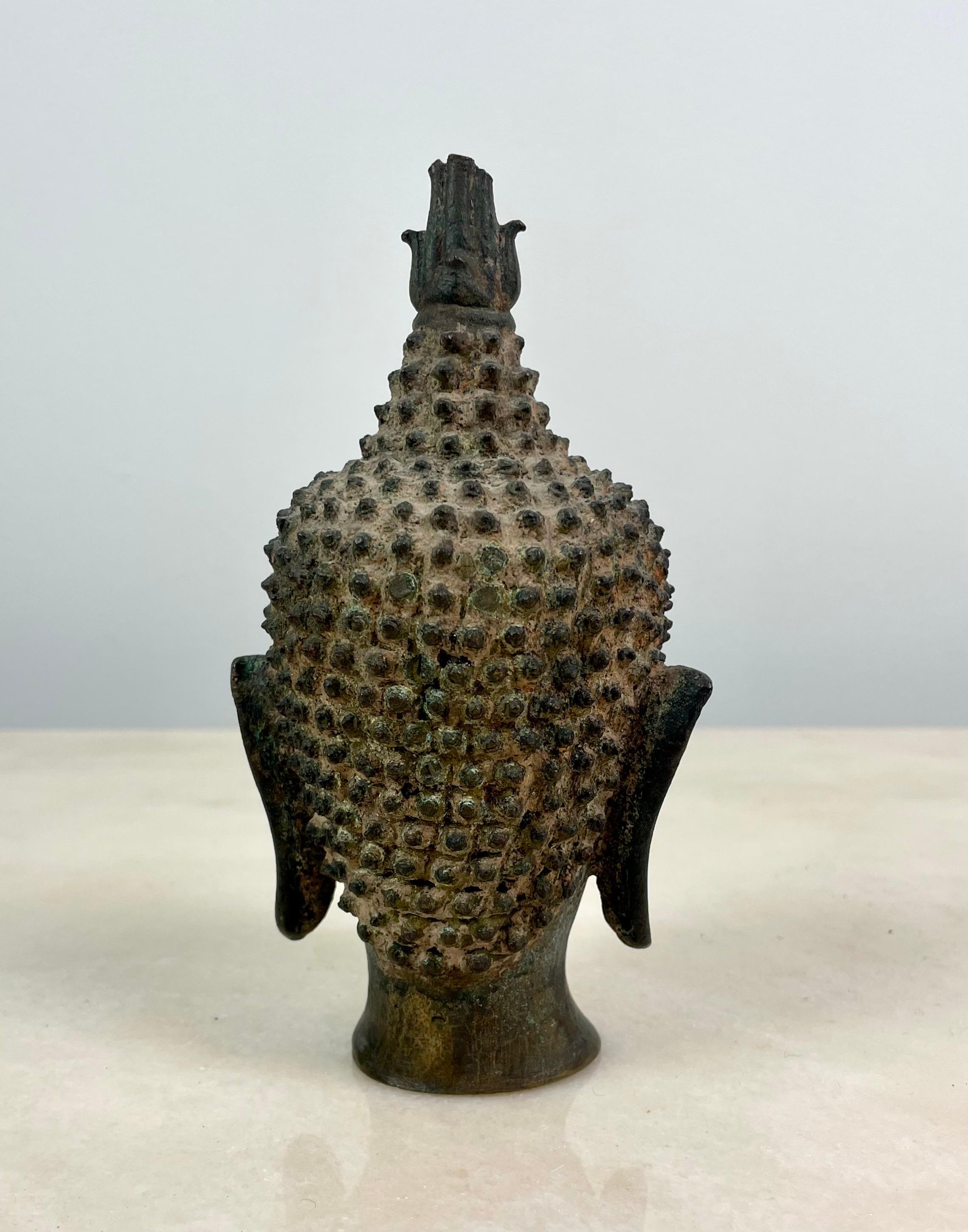 Thailandese Testa di Buddha, Thailandia, bronzo fuso, fine del XIX secolo, stile Sukhothai/Ayutthaya in vendita