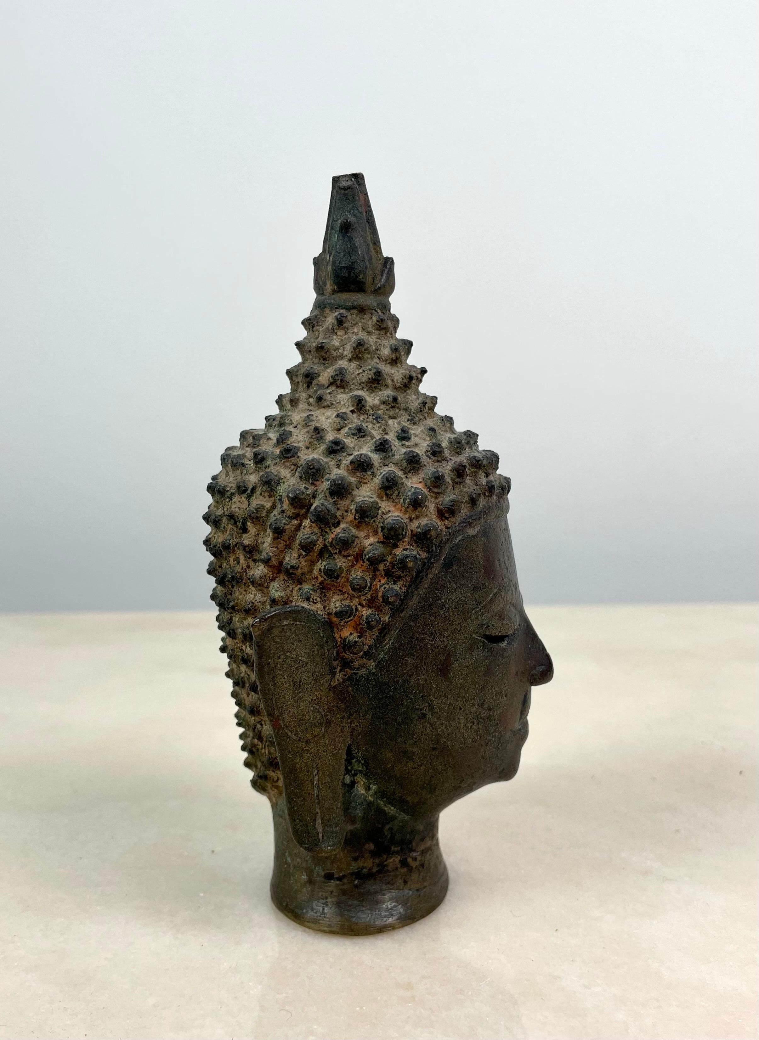 Testa di Buddha, Thailandia, bronzo fuso, fine del XIX secolo, stile Sukhothai/Ayutthaya In condizioni buone in vendita a Beuzevillette, FR
