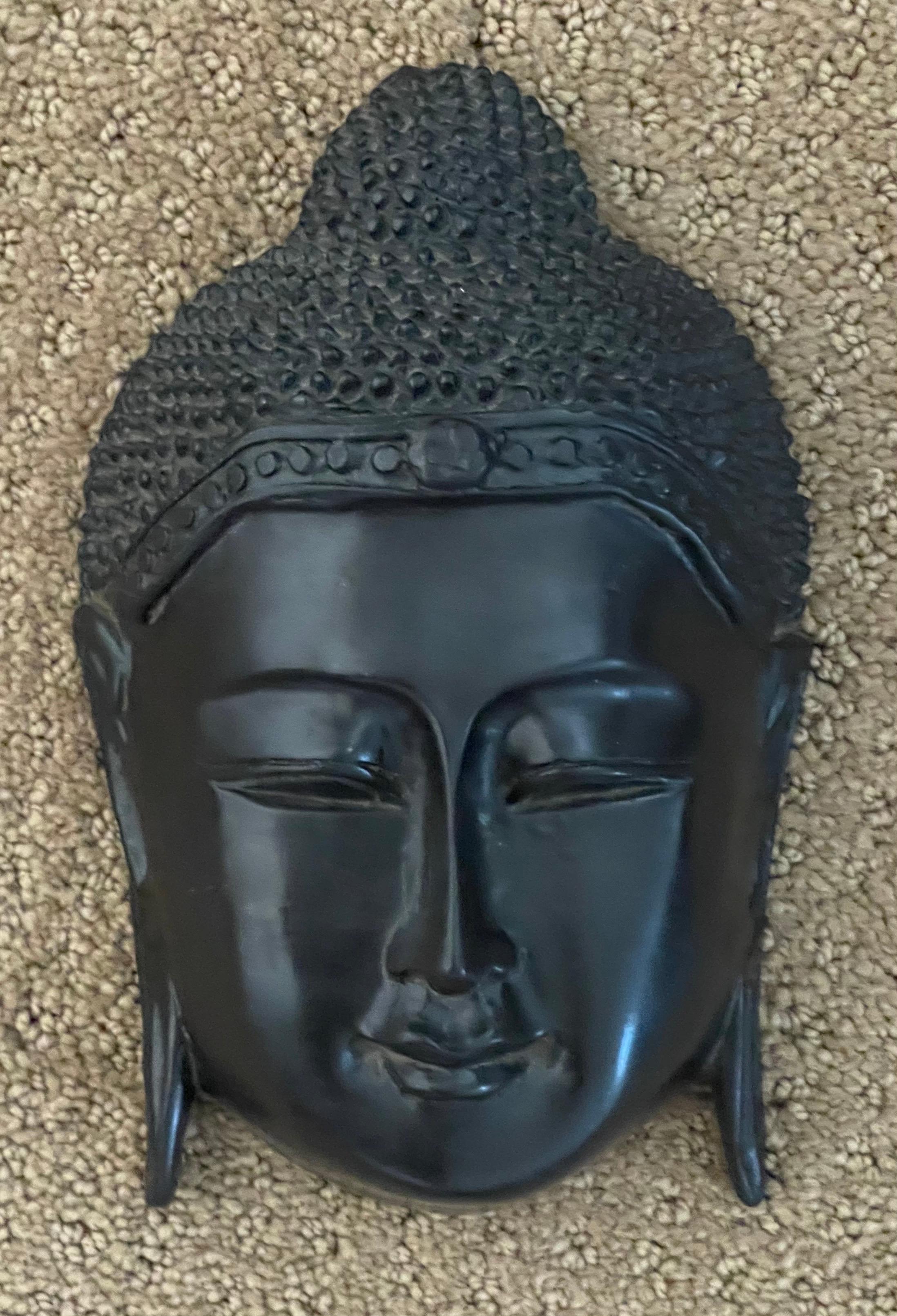 Ein sehr cooler Buddha-Kopf Wandtafel aus Thailand, ca. 1970er Jahre. Das Stück ist in sehr gutem Zustand und ich glaube, es ist von einem sehr harten Harz Art Produkt gemacht; die Plakette misst 5 