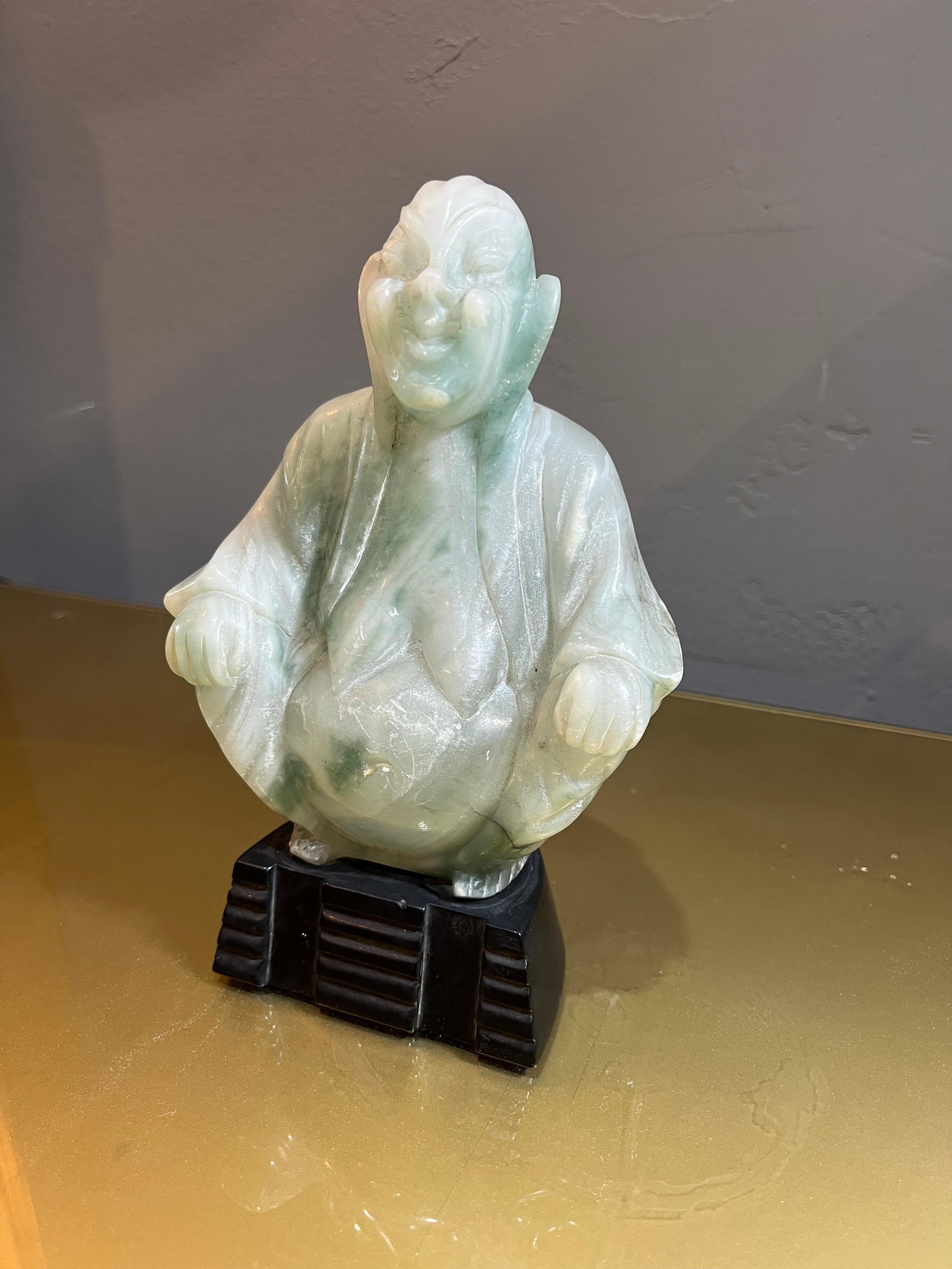 Metà XX secolo Buddha in Giada – Eleganza e Spiritualità in un Unico Pezzo