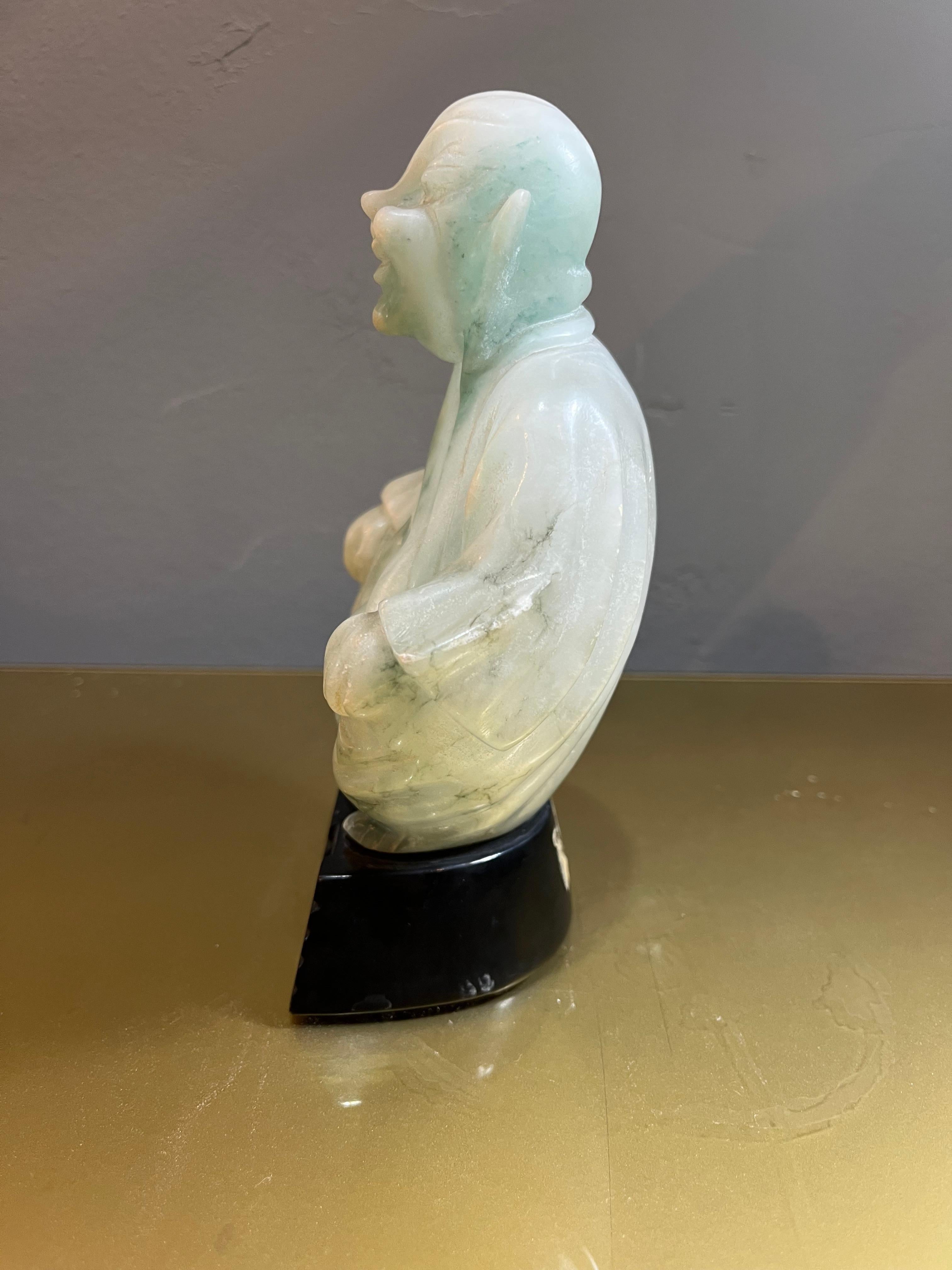 Buddha in Giada – Eleganza e Spiritualità in un Unico Pezzo 1