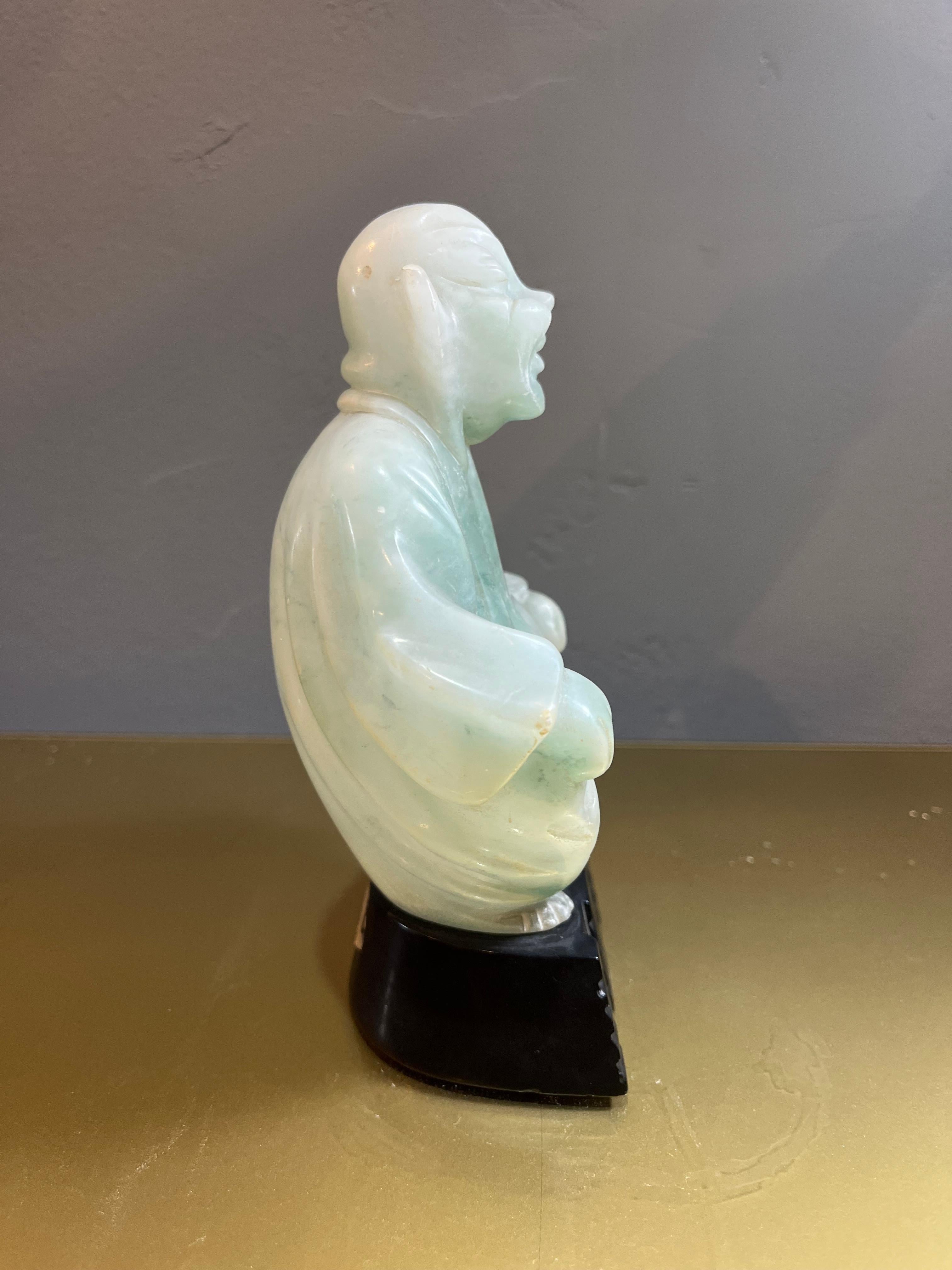 Buddha in Giada – Eleganza e Spiritualità in un Unico Pezzo 3