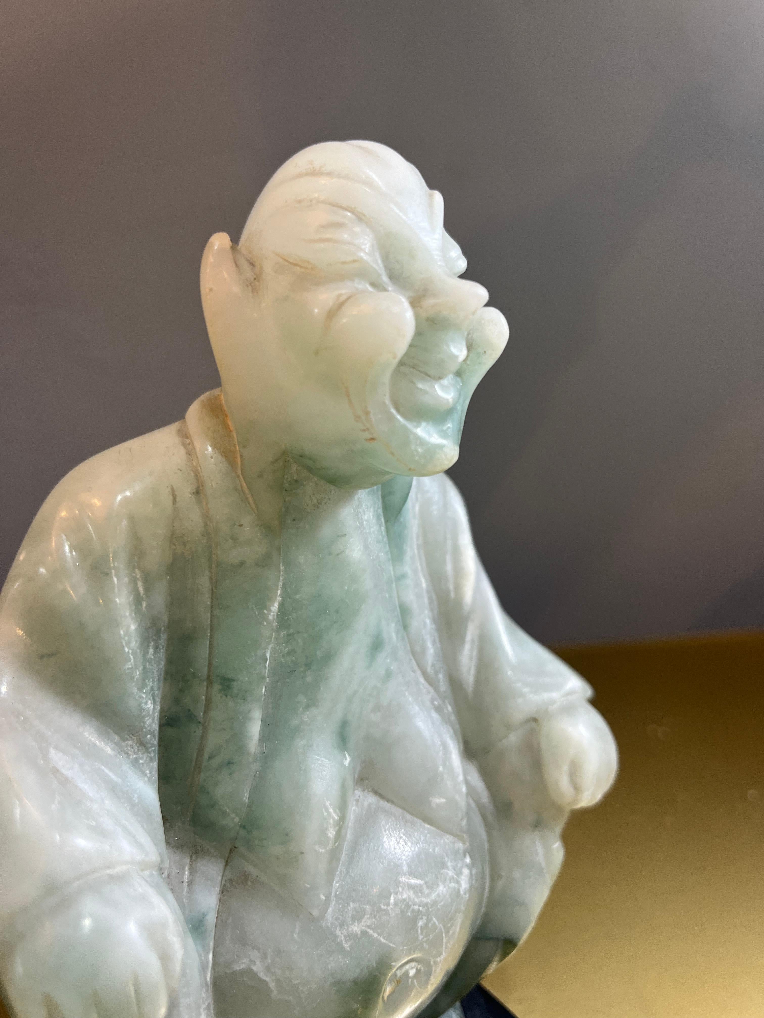 Buddha in Giada – Eleganza e Spiritualità in un Unico Pezzo 4