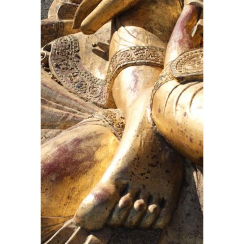 Antica statua di Buddha seduto in legno XXL. Questa statua è ricoperta di foglie d'oro. Un pezzo notevole che incarna la spiritualità e l'arte antica, ideale per decorare una stanza o l'esterno. Eccezionale pezzo d'epoca! Sri Lanka intorno al