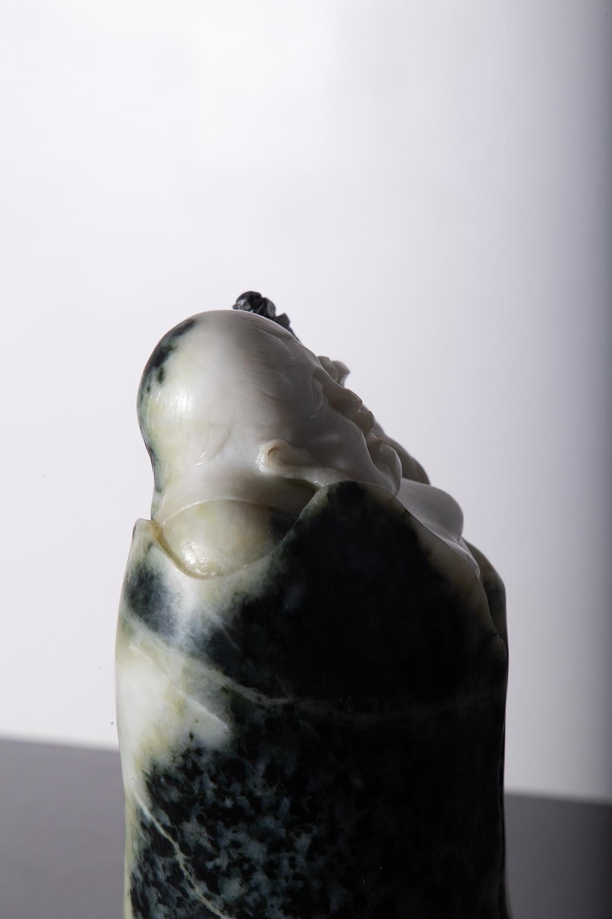Bouddha en racine de jade en vente 1