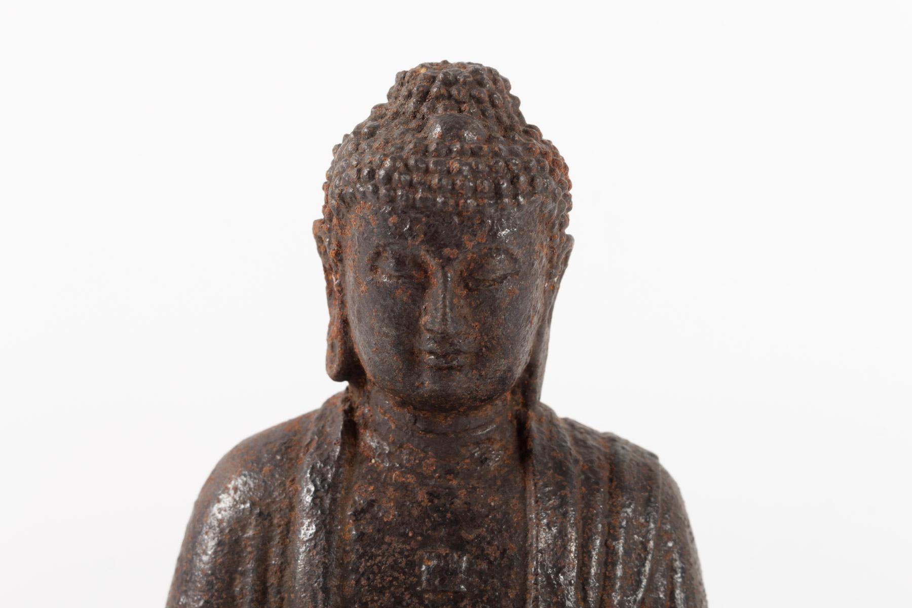 Buddha in meditation on a lotus-shaped bass, China, 19th century, finely chiseled cast iron.
Measures: H 16.5cm, W 8cm, D 10cm.