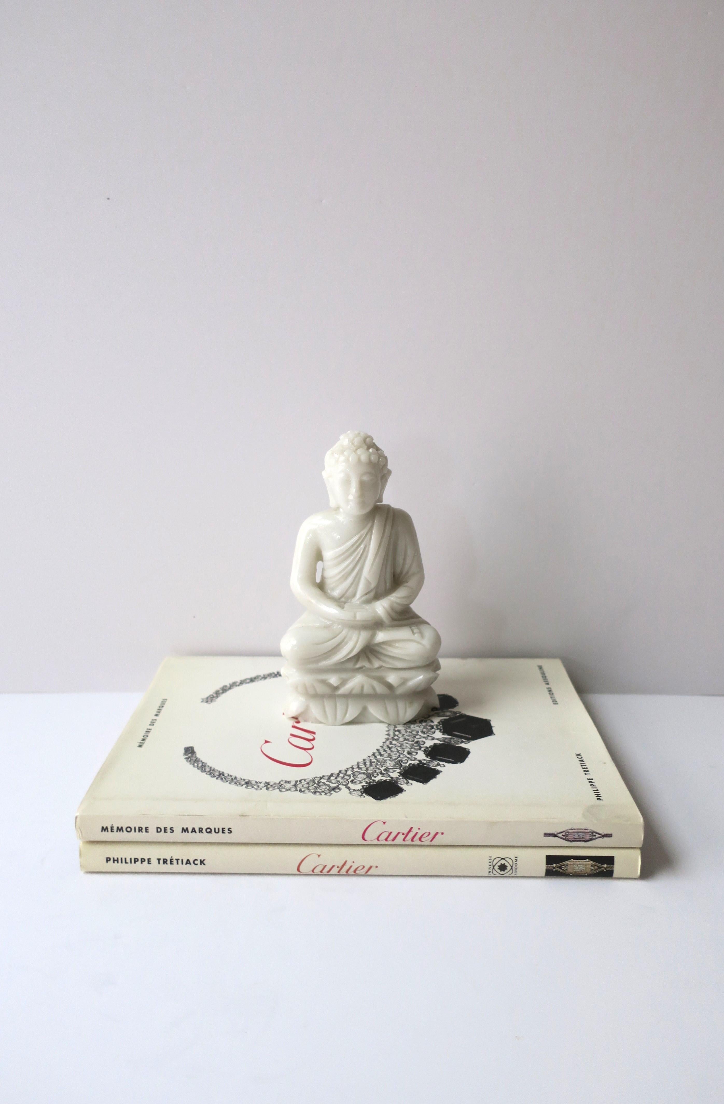 20ième siècle Bouddha en verre de lait blanc en vente