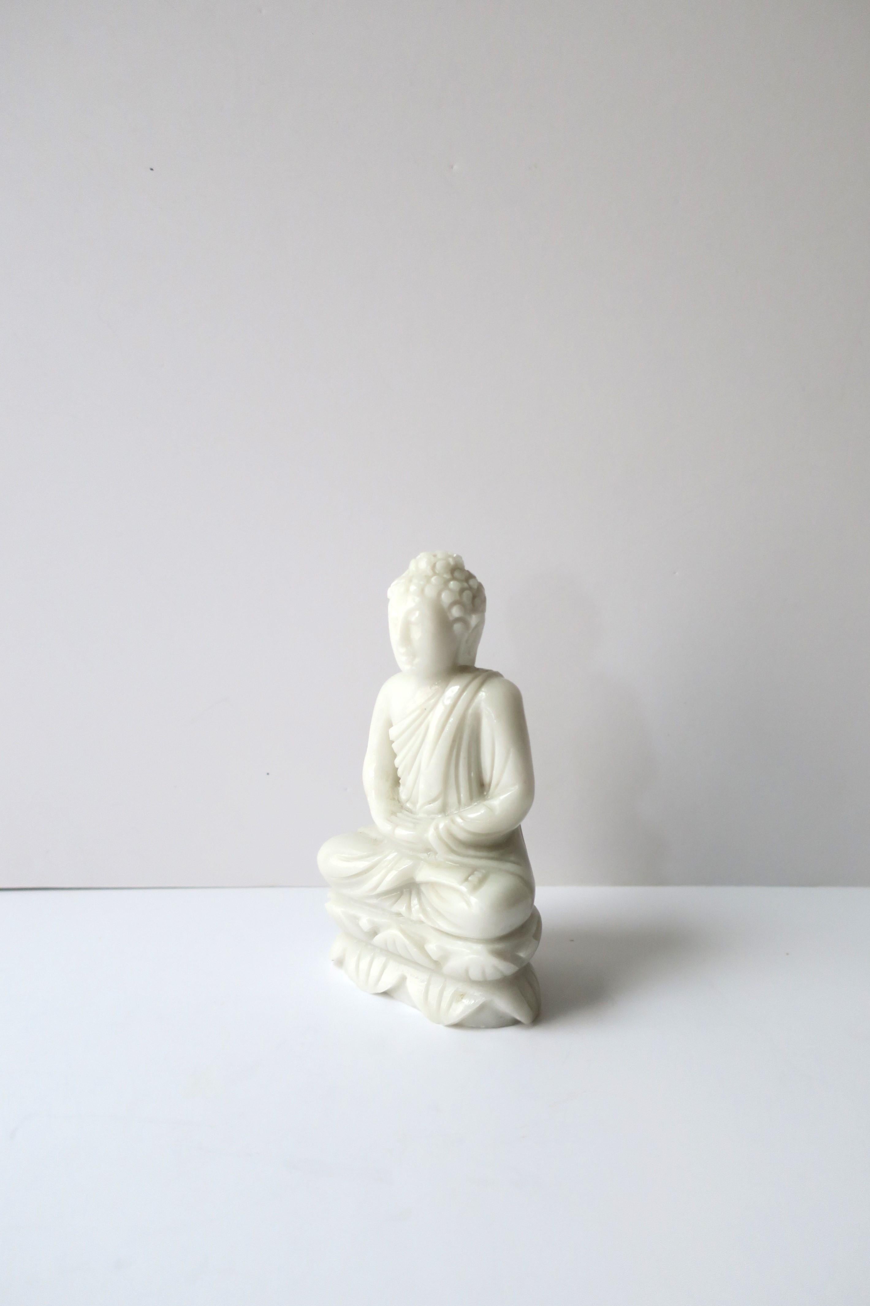Bouddha en verre de lait blanc en vente 1