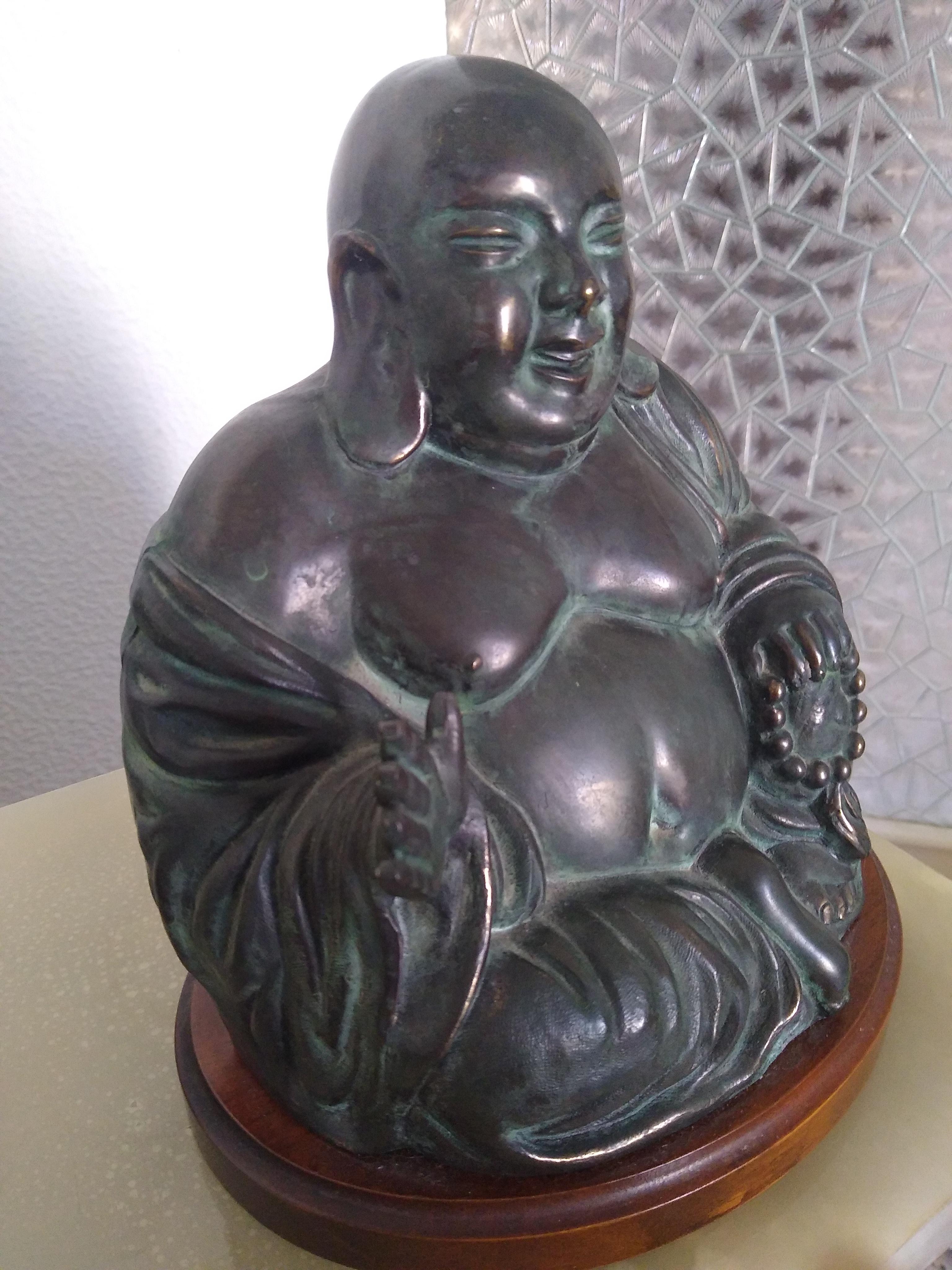 Preciosa escultura de bronce que representa a un Buda sentado sobre una base de madera, en perfecto estado vintage 
Italia años 50