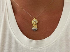 Ciondolo con diamante Buddha su loto in oro giallo e bianco 18k