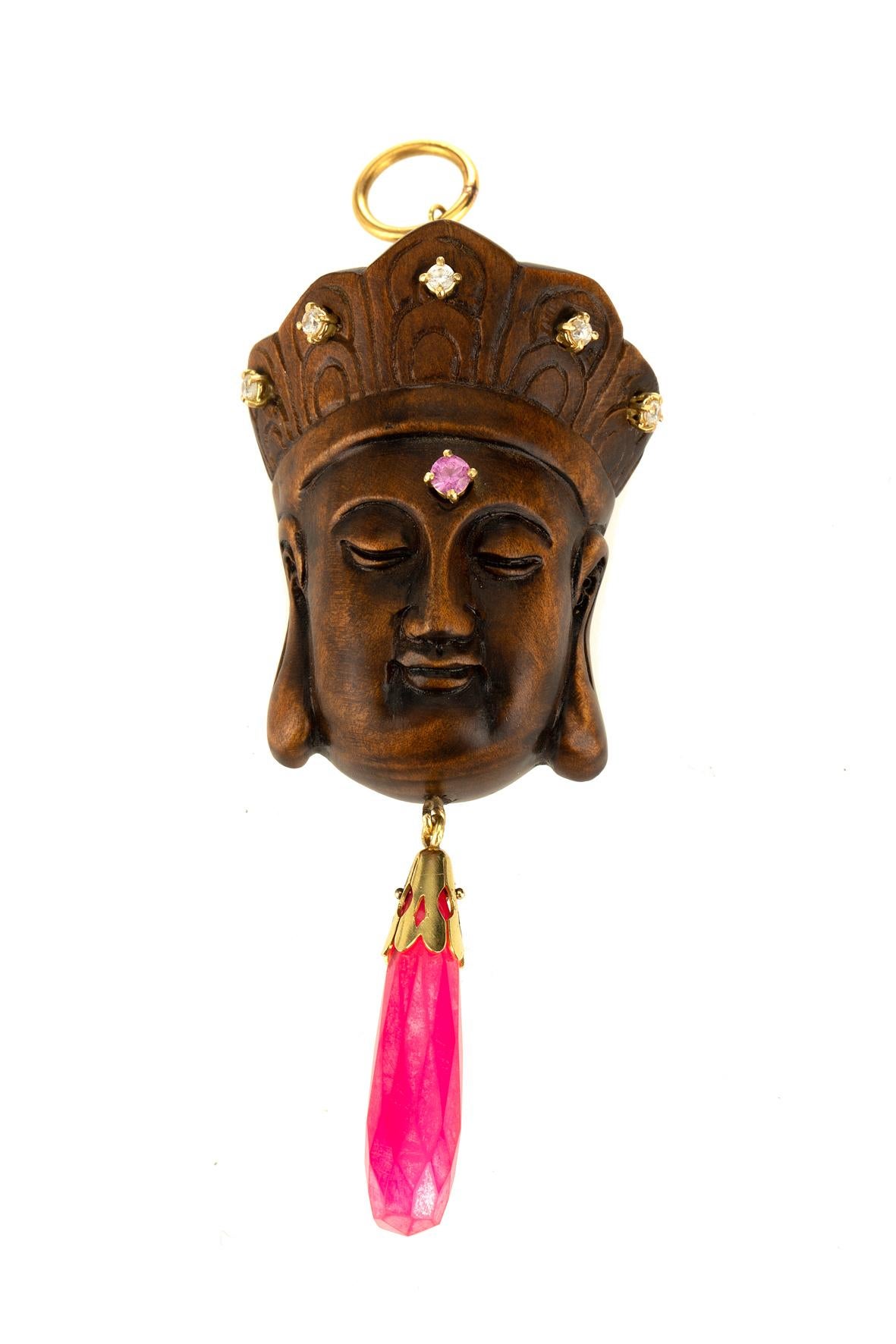 Nezuke japonais sculpté signé par l'artiste représentant Bouddha botte de rose  bois or 18 kt  5,90 gr., Tourmaline, Opale, Diamants.
Le pendentif est accompagné d'un collier en soie mais  l'or rigide est sur demande.
Tous les bijoux Giulia Colussi