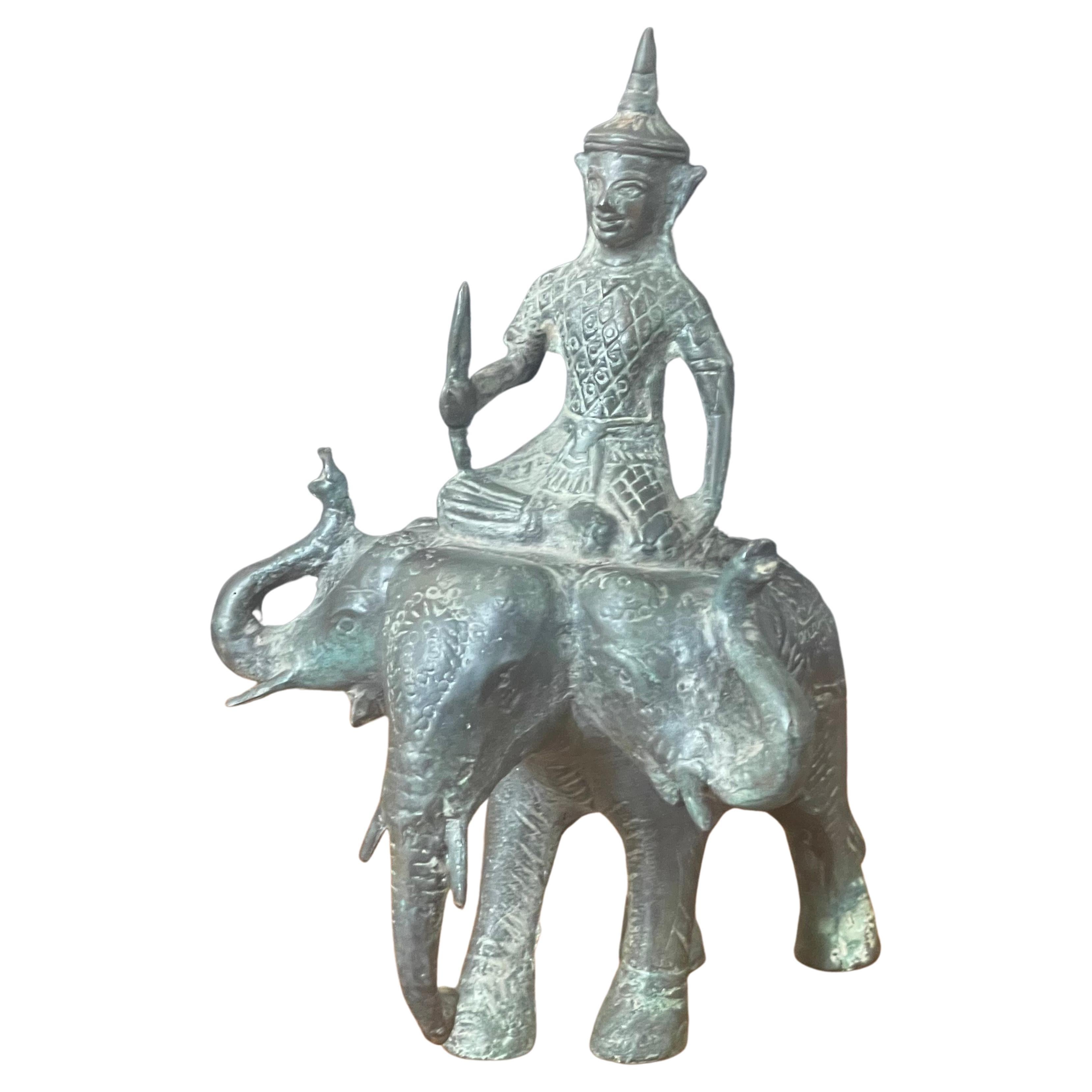 Sculpture de Bouddha chevauchant un éléphant à trois têtes en bronze / Indra sur Erawan