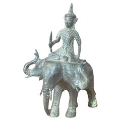 Sculpture de Bouddha chevauchant un éléphant à trois têtes en bronze / Indra sur Erawan