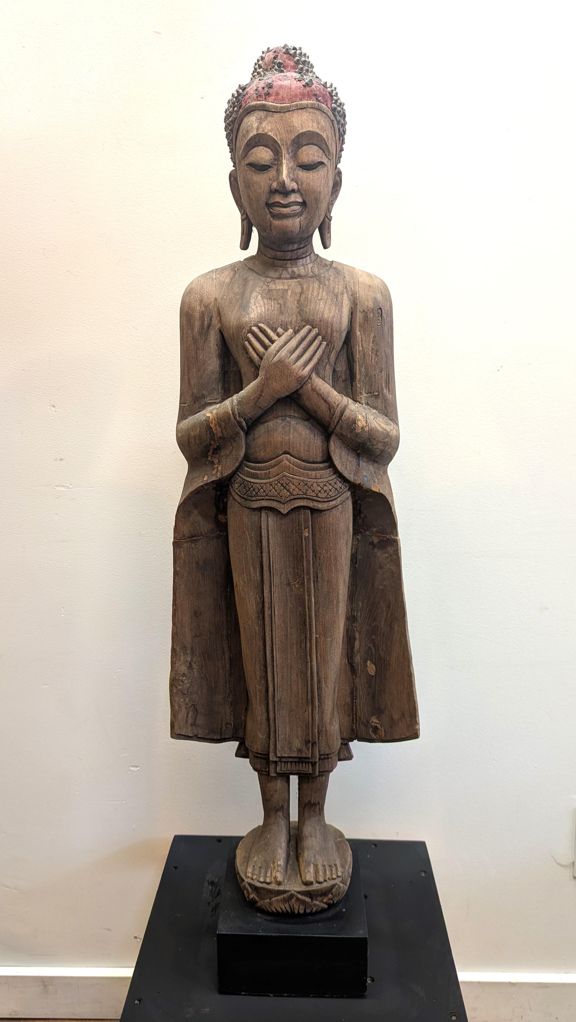 Statua di Buddha sereno scolpita in legno massiccio di Teak.   Una statua di Buddha tailandese intricatamente scolpita a mano che raffigura il 