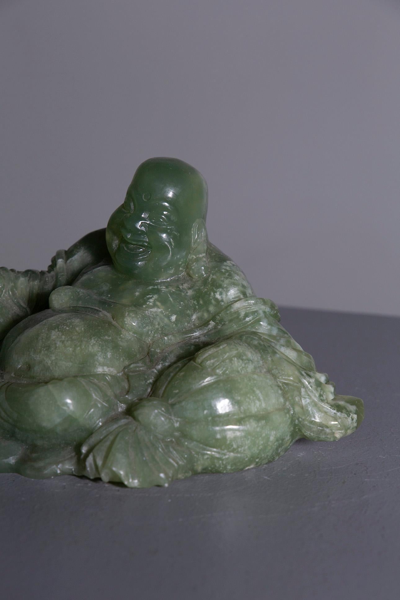 Buddha statuette in green jade In Good Condition For Sale In Milano, IT