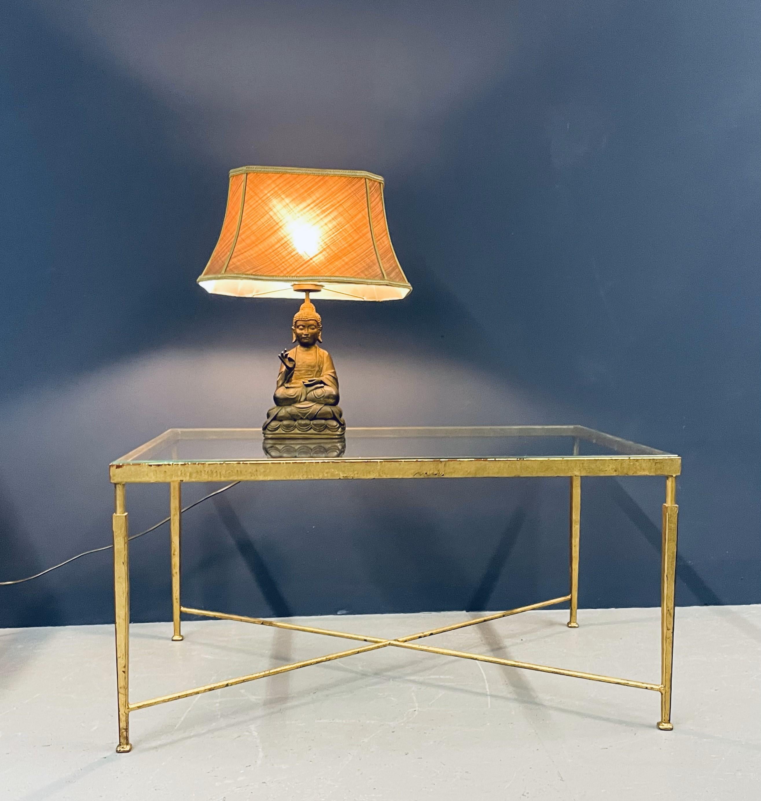 Bringen Sie Ruhe und Stil in Ihren Raum mit der Buddha Tischlampe, komplett mit einem weichen Samtschirm. Diese elegante Lampe verleiht jedem Raum einen beruhigenden, raffinierten Touch.