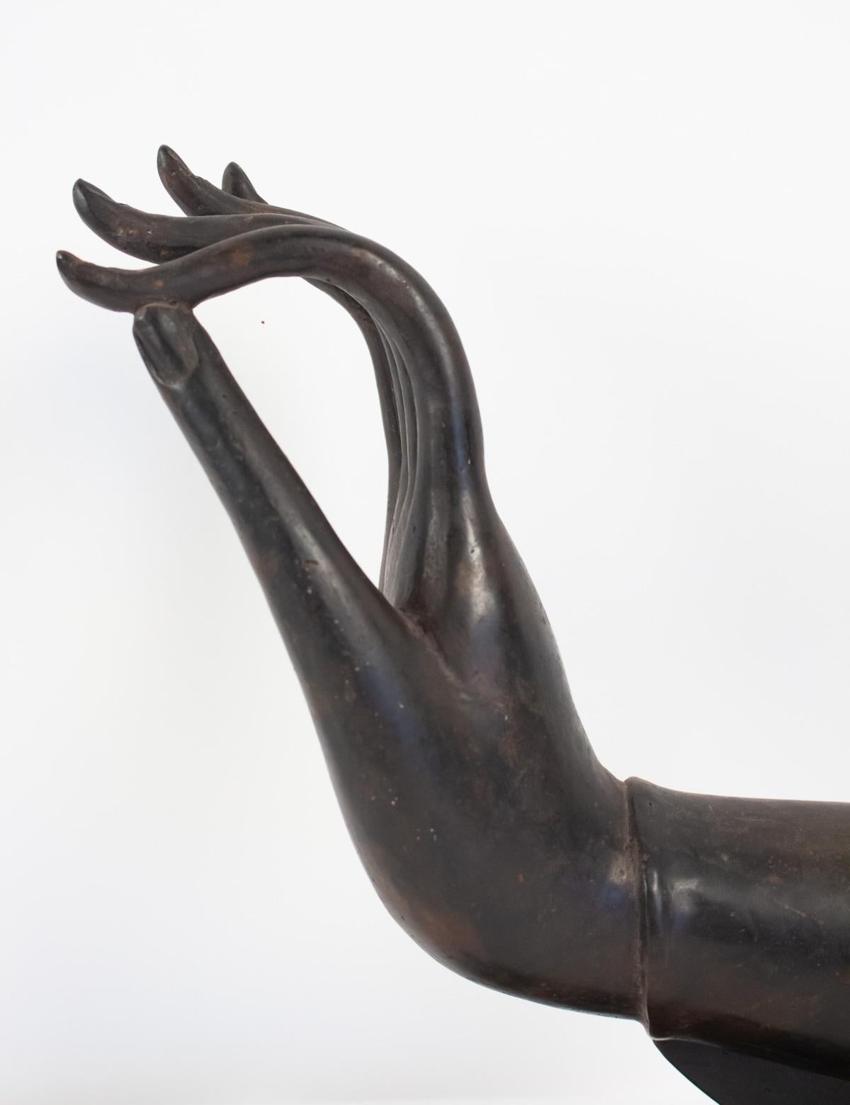 Buddha's right hand in bronze, Thailand, early 20th century.
Measures: H 30 cm, P 8.5, W 15 cm.