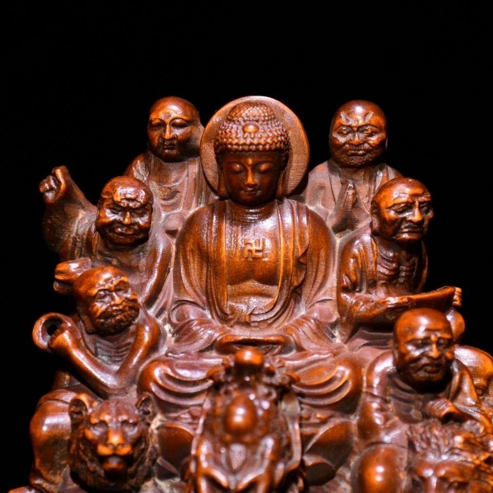 XIX secolo Vintage Asian Wooden Carved Eighteen Arhats Worship Buddha Statue in vendita