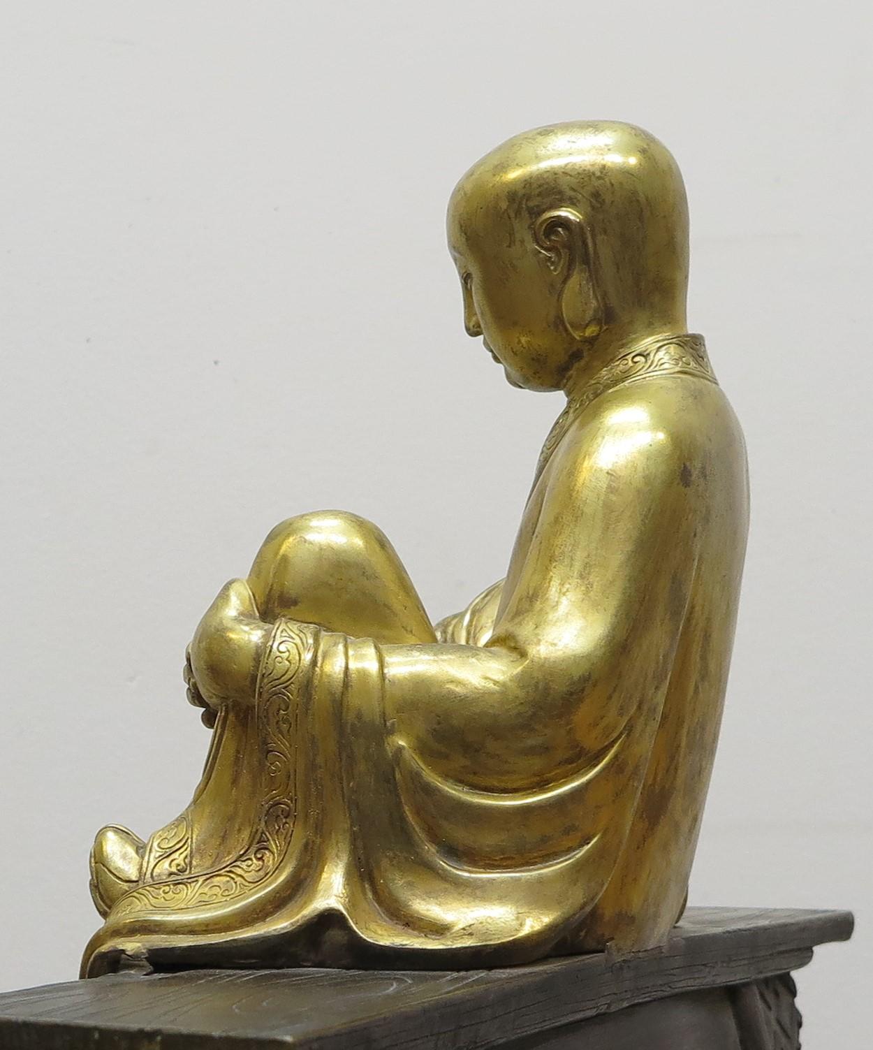 Bouddha bouddhiste doré et éclairé en moine en vente 4