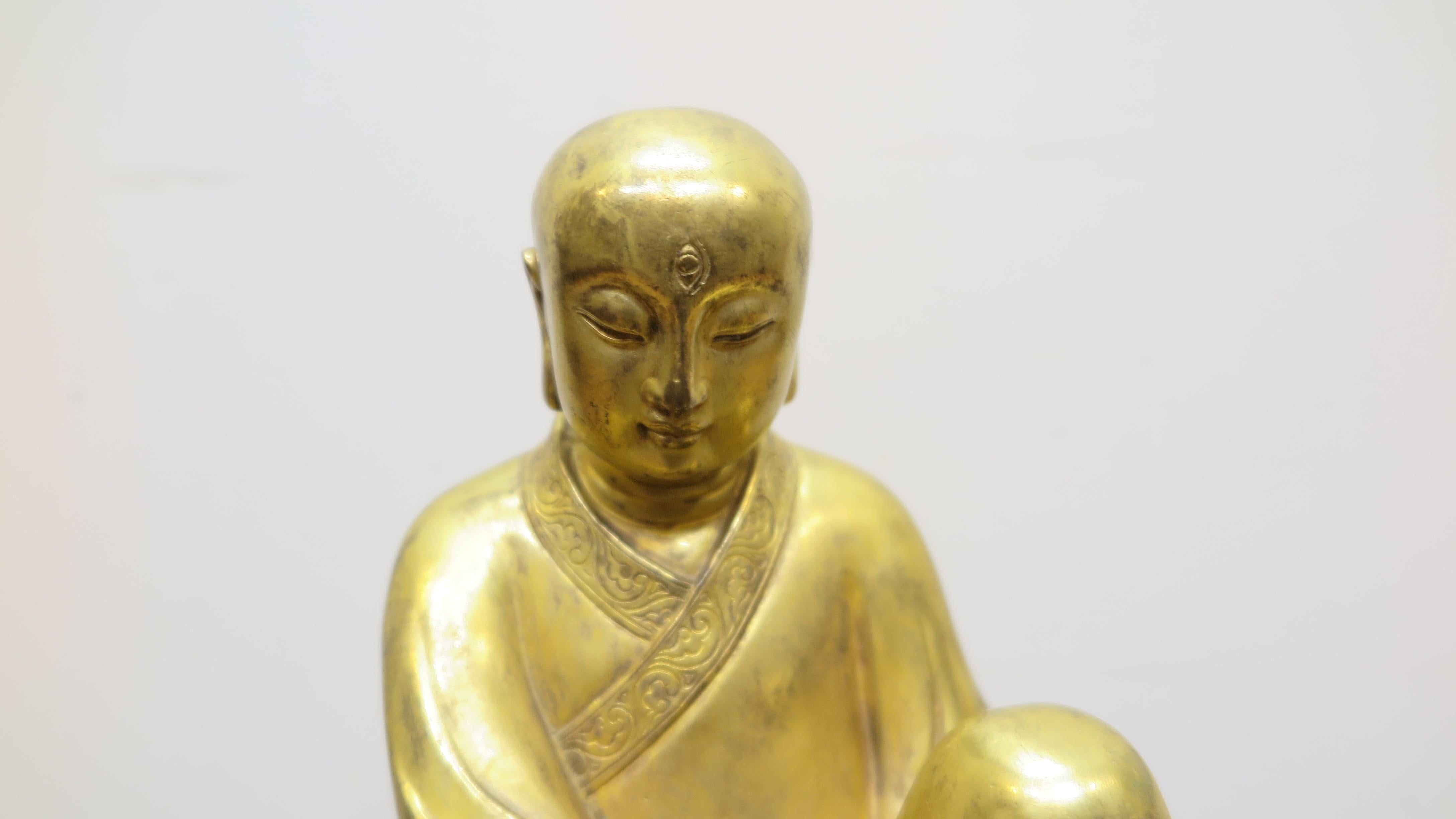 20ième siècle Bouddha bouddhiste doré et éclairé en moine en vente