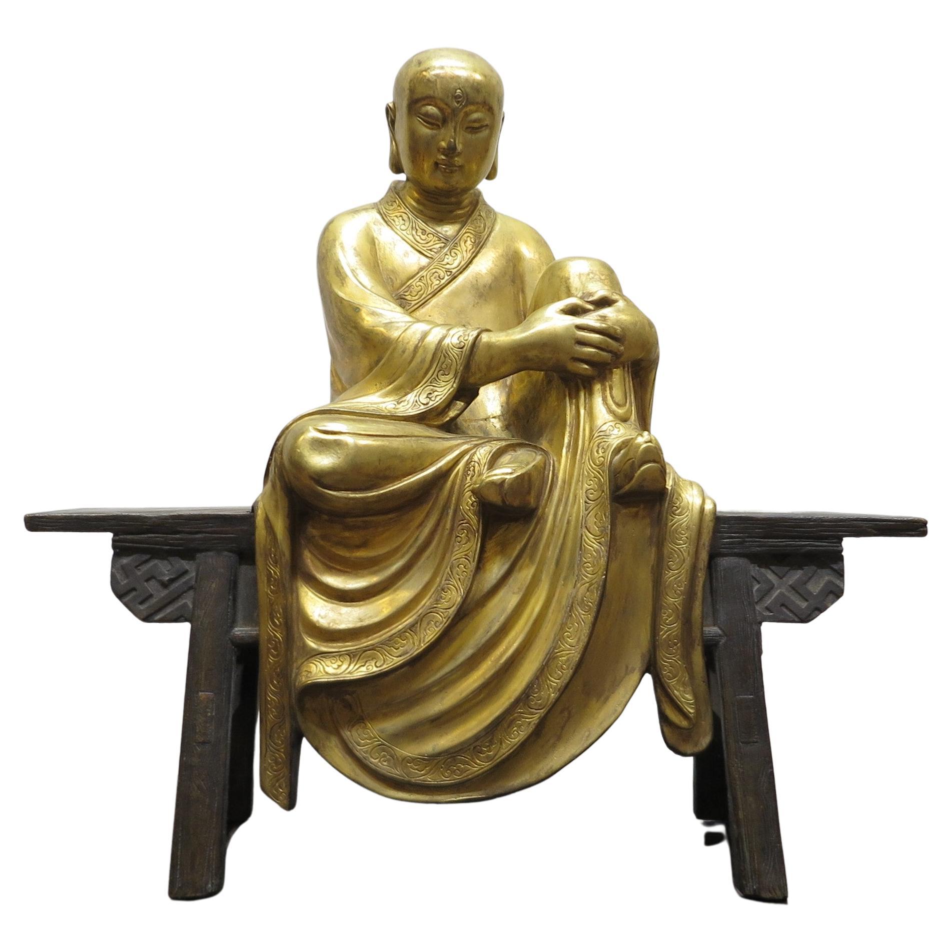 Bouddha bouddhiste doré et éclairé en moine