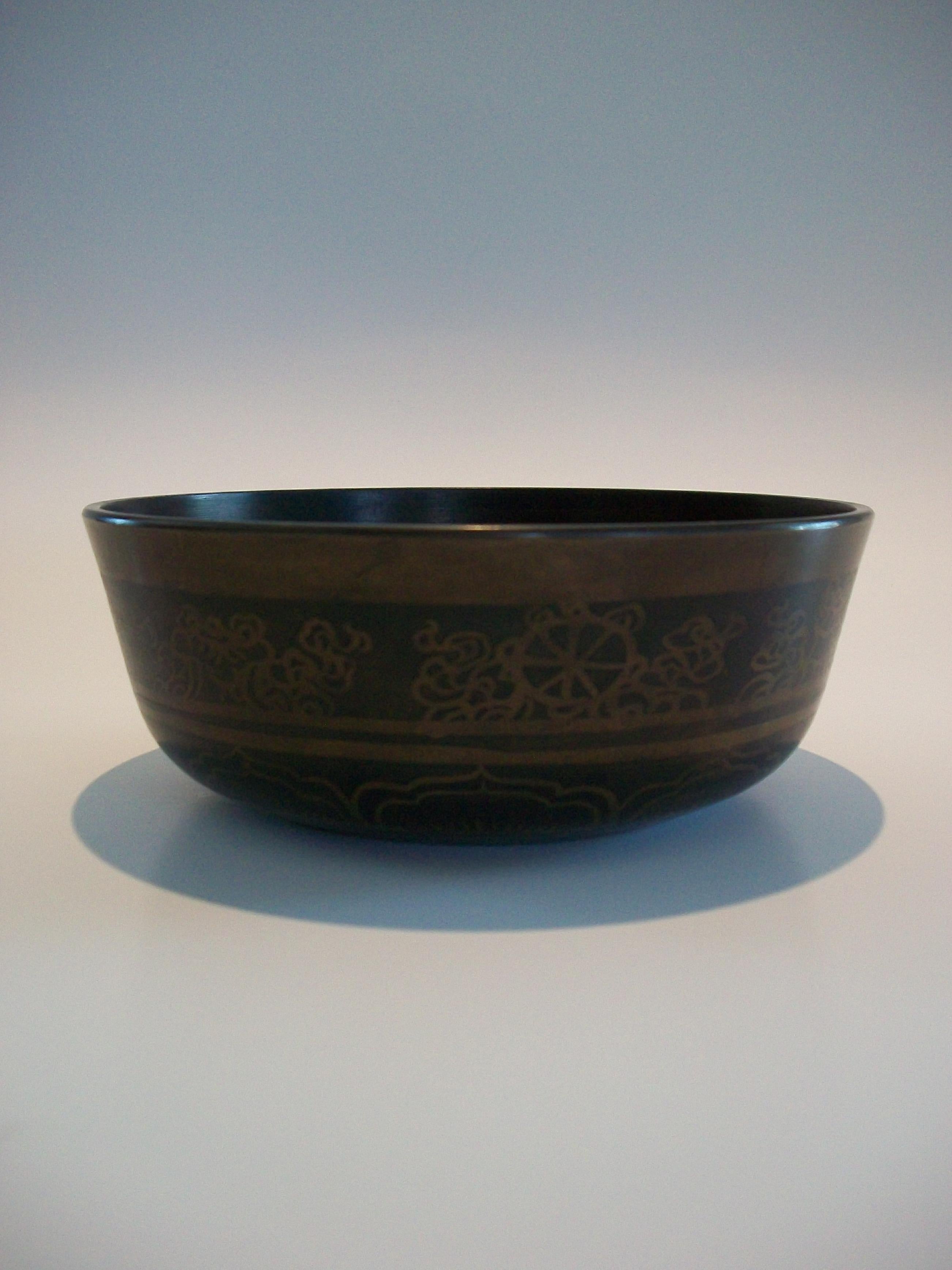 Buddhist Inlaid Bronze Singing Bowl with 8 Auspicious Symbols - Mid 20th Century In Good Condition For Sale In Chatham, ON