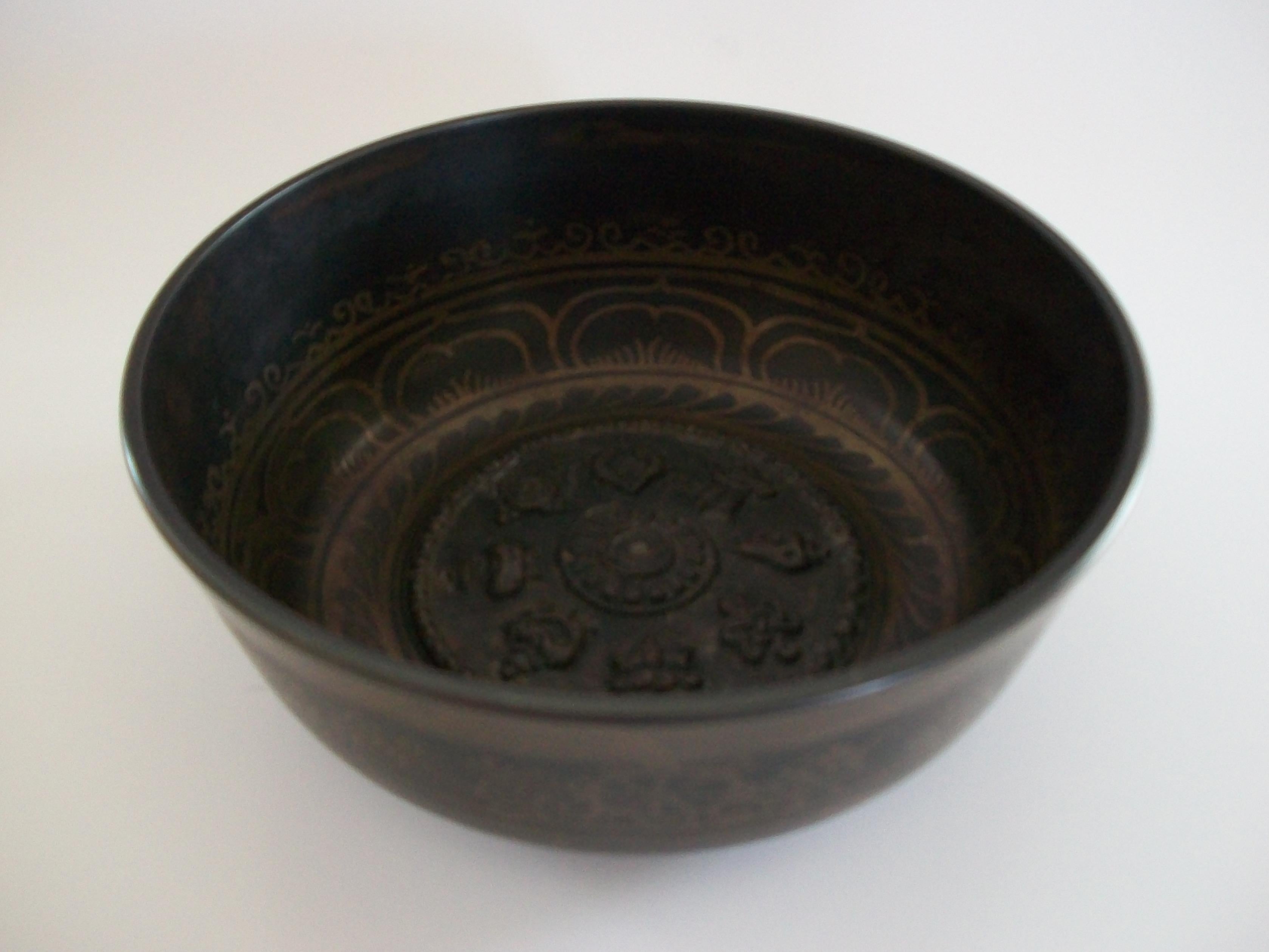 Buddhist Inlaid Bronze Singing Bowl with 8 Auspicious Symbols - Mid 20th Century For Sale 1