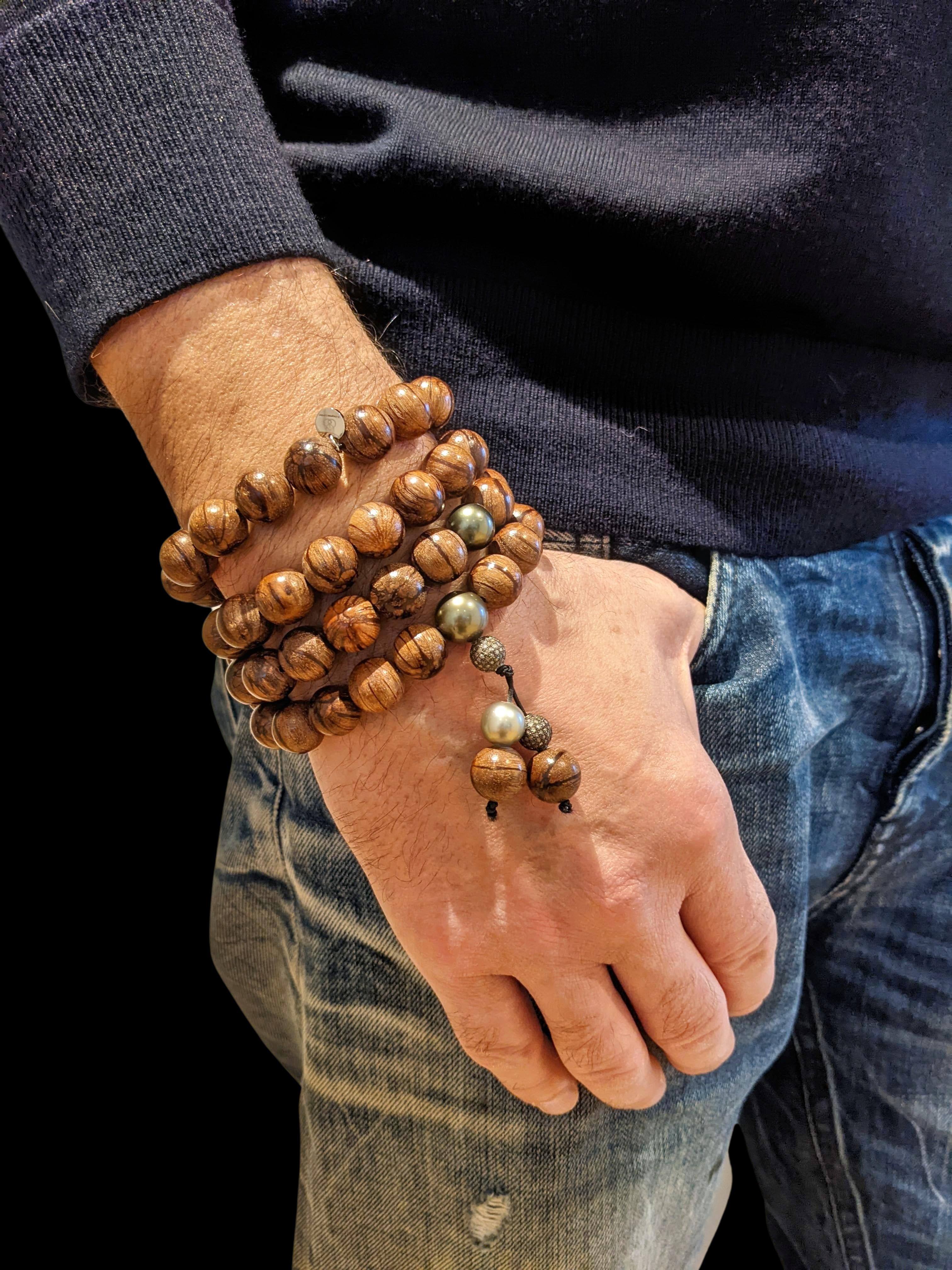 The Big Flower Diamond Bond bracelet combines elegant materials with deep symbolism. It features 12 mm Abelia wood beads, complemented by two 12 mm diamond pavé beads and one smaller 8 mm diamond pavé beads, as well as five signature Tahitian