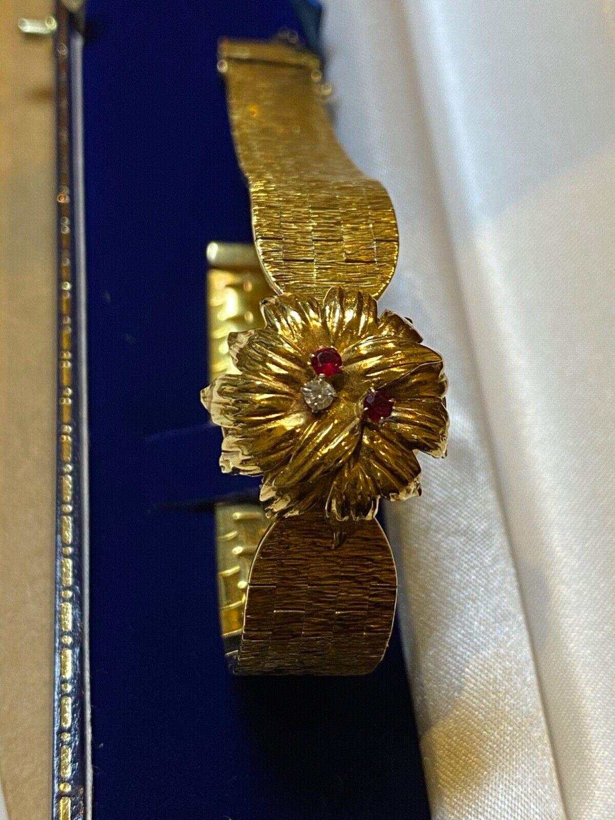 Ausgesprochen detailreich und aus hochwertigen Materialien gefertigt,
diese Cocktail-Armbanduhr stammt aus dem Jahr 1963, 
Dennoch ist es in einem tadellosen Zustand und funktioniert einwandfrei. 

~~~

Ausgeführt in vollem 18K Gelbgold, 
der
