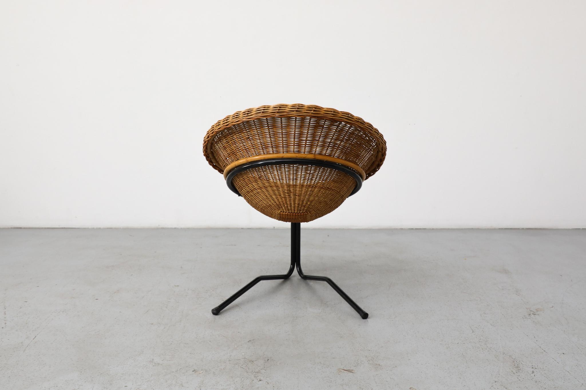 A. Bueno de Mesquita Silla de mimbre flotante de los años 50, Rohe Noordwolde Esmaltado en venta