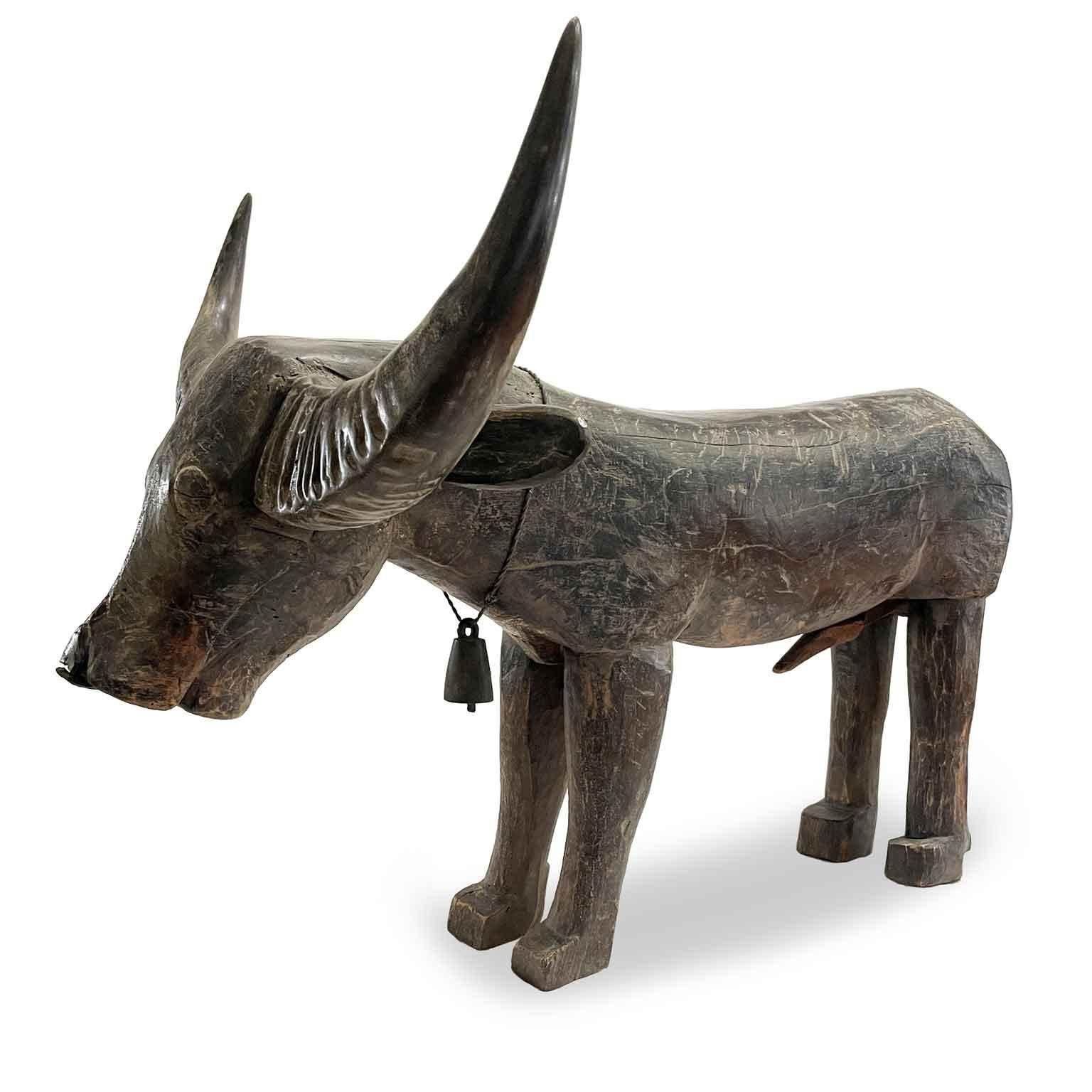 Bufalo D'Acqua Scultura Orientale In Legno Con Corna 1800, antica e affascinante figura animalier di Bubalus bubalis domestico di bufalo d'acqua, un'importante figura simbolica e funzionale nell'agricoltura del sud-est asiatico.  Realizada en madera