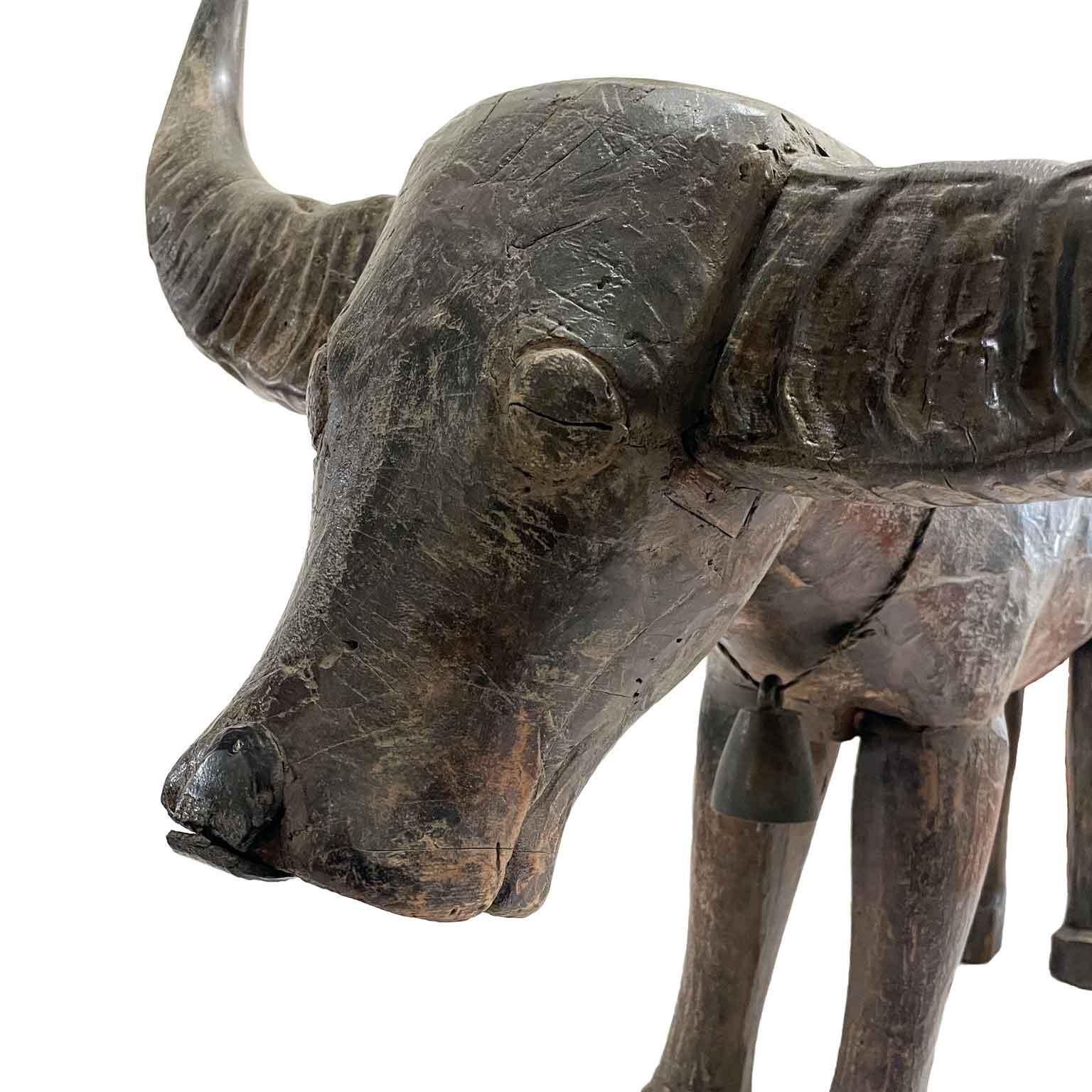 Bufalo D' Acqua Scultura Orientale In Legno Con Corna 1800 en Bueno estado para la venta en Milano, MI