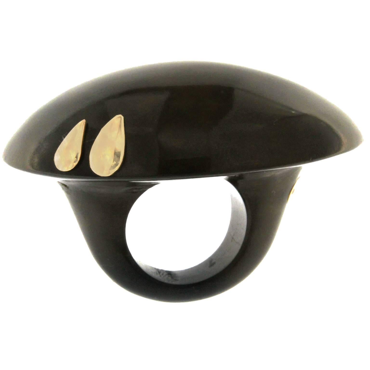 Bufalo horn ring in 18 kt yellow gold 

the total weight of the gold is 1.00

us size 7
STAMP: 10 MI ITALY 750

