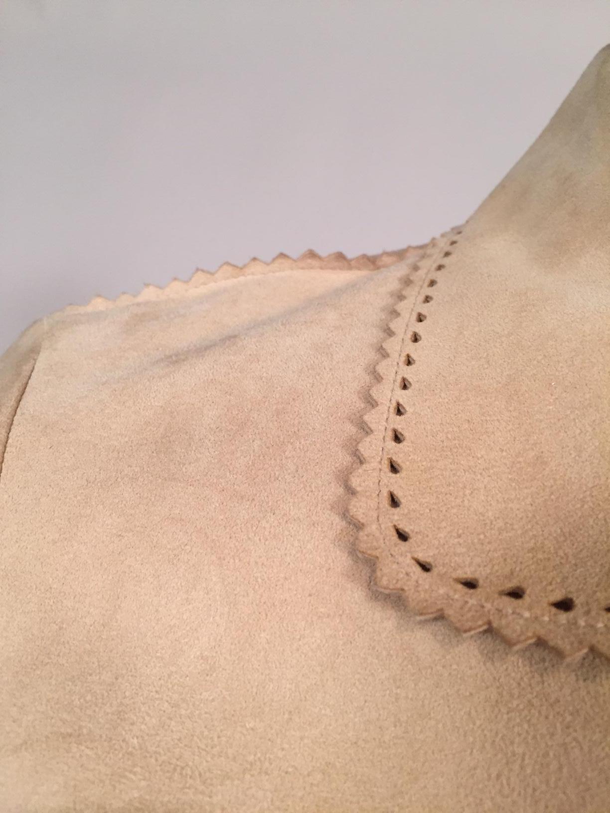 Marron Veste en daim de couleur beige avec motif perforé et bords roses en vente