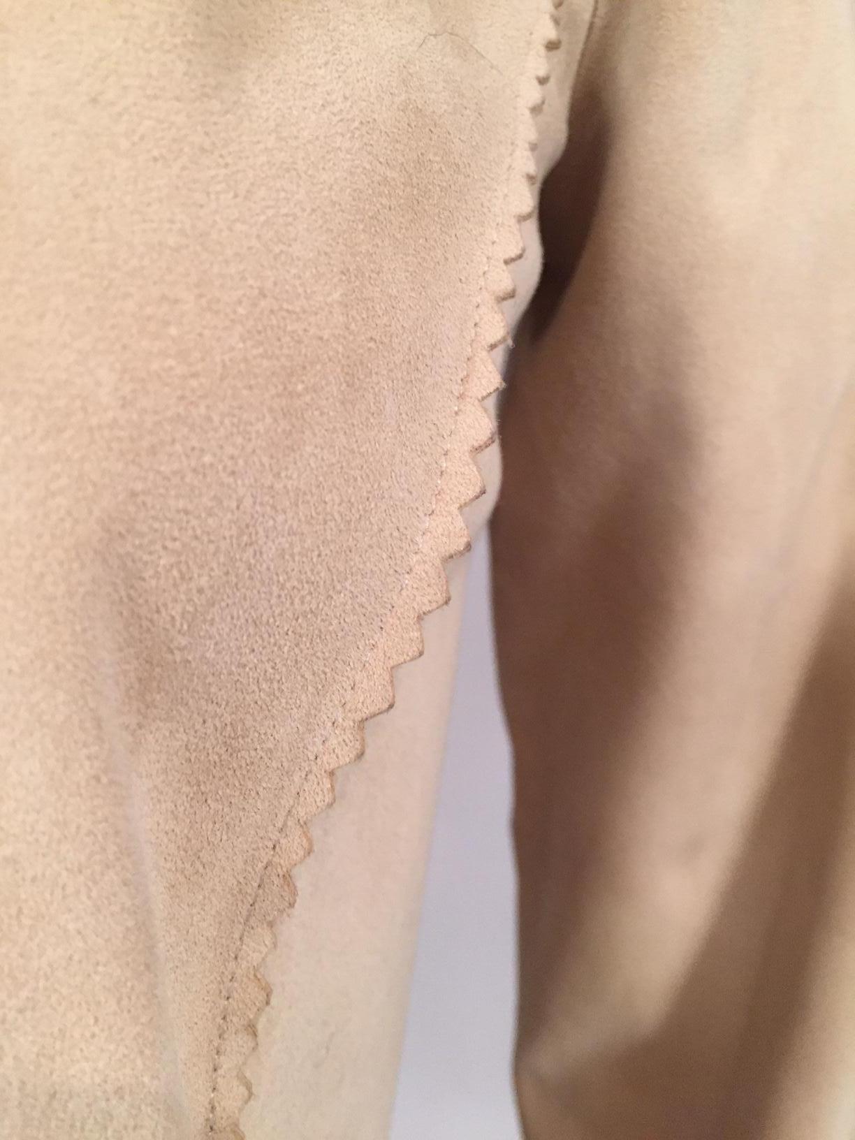 Veste en daim de couleur beige avec motif perforé et bords roses Excellent état - En vente à New Hope, PA
