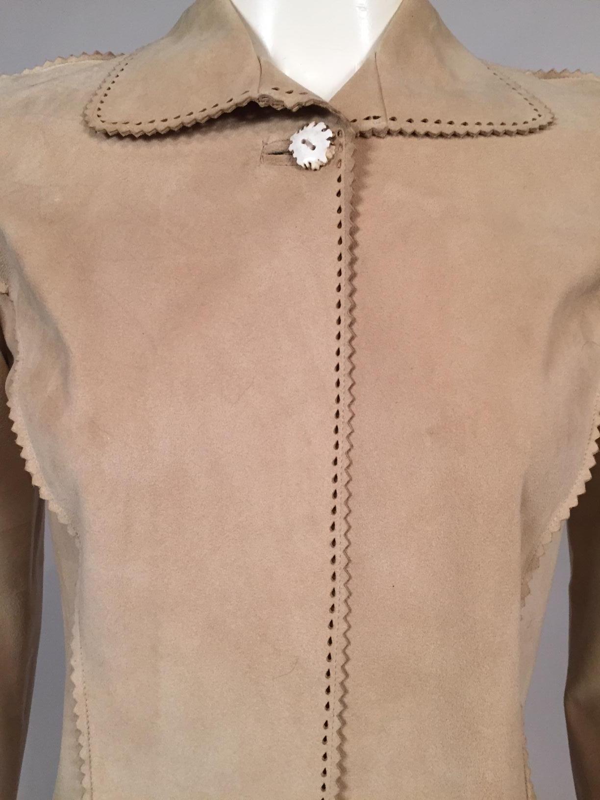 Veste en daim de couleur beige avec motif perforé et bords roses Pour femmes en vente