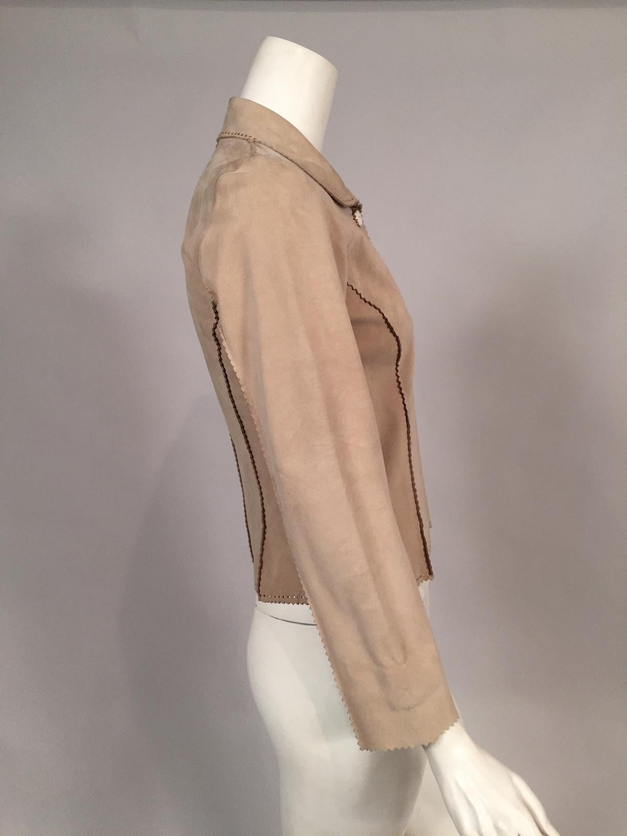 Veste en daim de couleur beige avec motif perforé et bords roses en vente 1