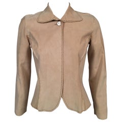 Chaqueta de Ante Color Buff con Diseño Perforado y Bordes Rosados