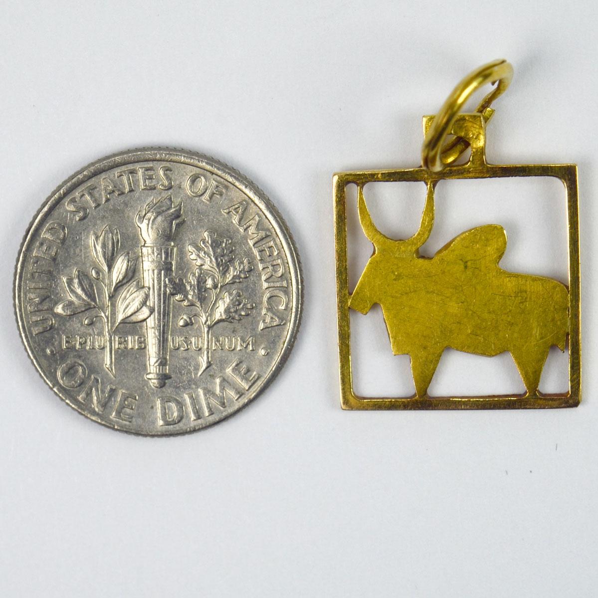 Pendentif breloque carrée buffle en or jaune 18 carats 2