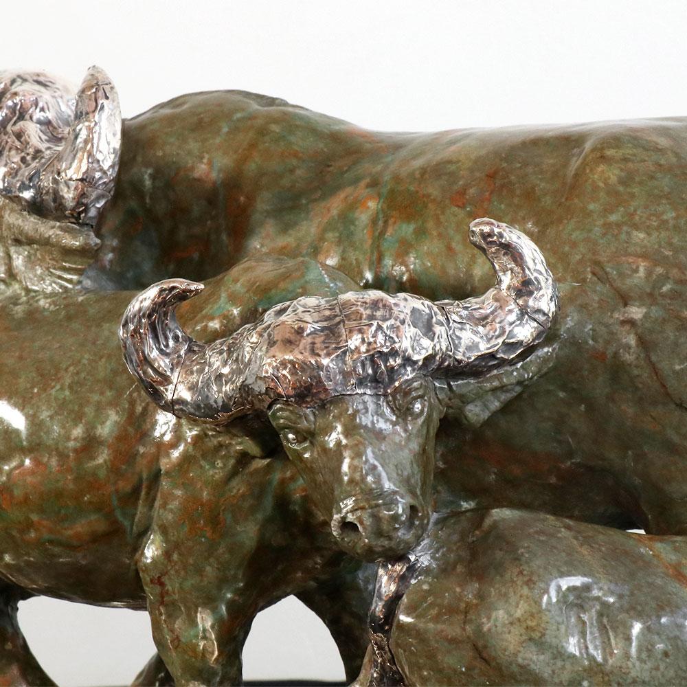 Geschnitzte Buffalo-Skulpturfigur aus Verdit mit handgefertigtem Sterlingsilber 925 im Angebot 4