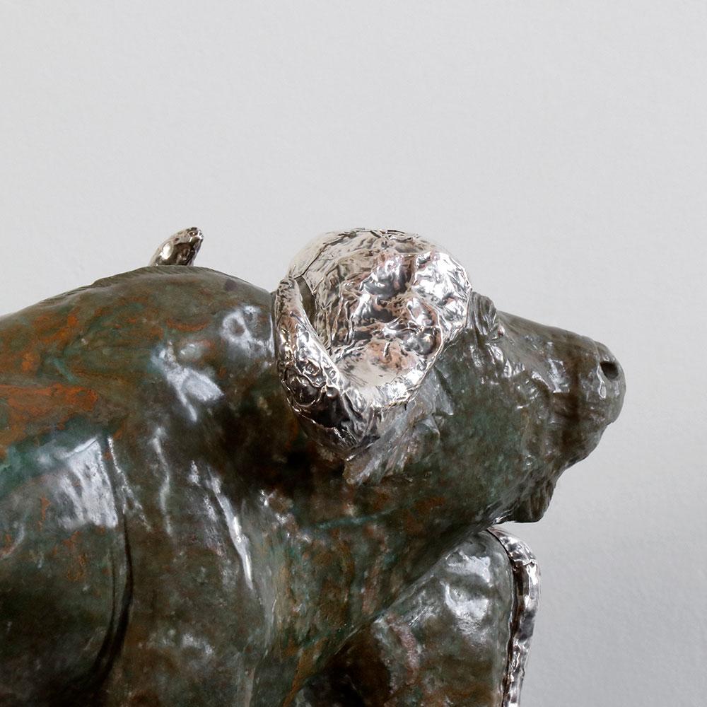 Geschnitzte Buffalo-Skulpturfigur aus Verdit mit handgefertigtem Sterlingsilber 925 (21. Jahrhundert und zeitgenössisch) im Angebot