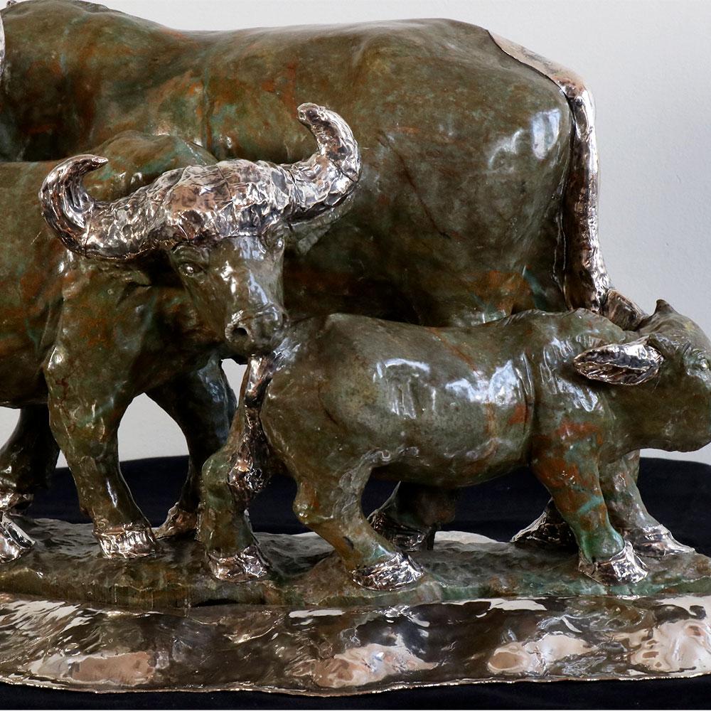 Geschnitzte Buffalo-Skulpturfigur aus Verdit mit handgefertigtem Sterlingsilber 925 (Silber) im Angebot