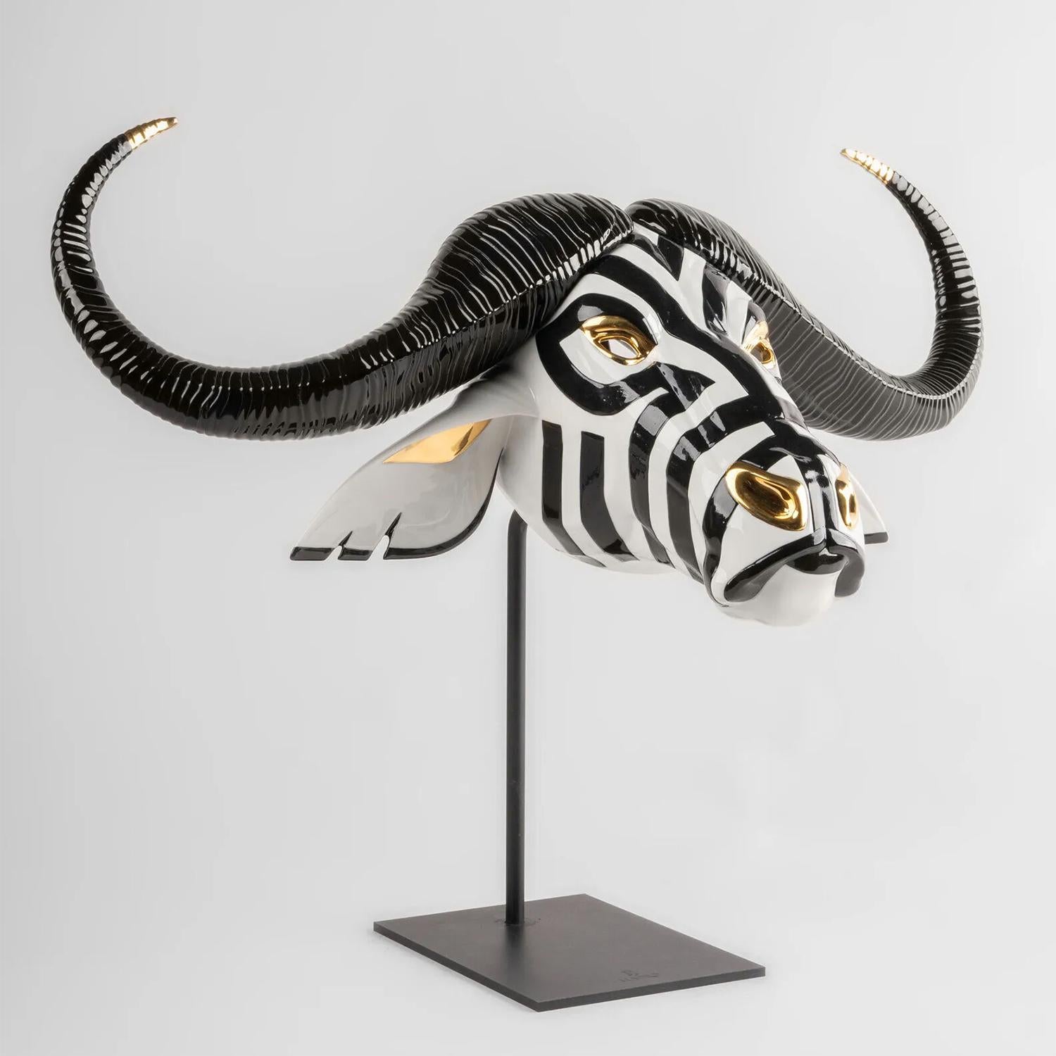 Sculpture Buffalo Head with all structure in 
porcelain in black and white and shiny gold finish.
On metal base.
