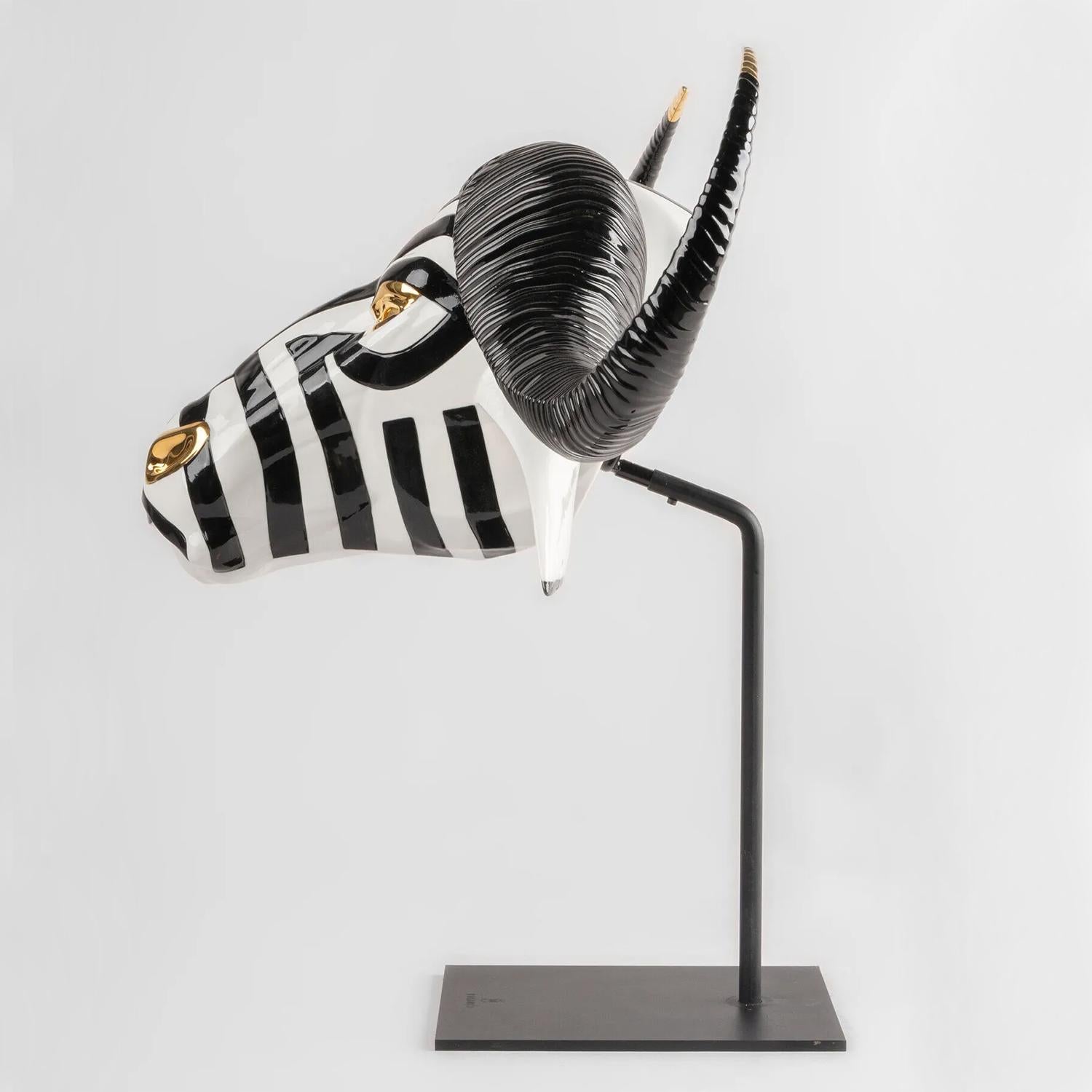 Espagnol Sculpture de tête de buffle en vente