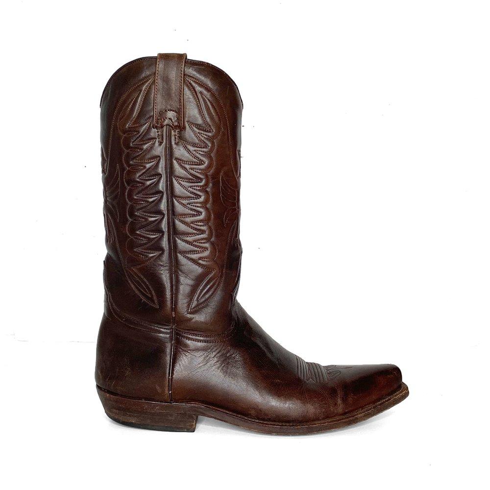 Vintage brown mahogany leather stacked heeled cowboy boots with snakeskin toes by Buffalo.

One of our most classic pairs to date, featuring a traditional toe, stacked wooden mid heel, engraved western embroidery to the shaft with heart details and