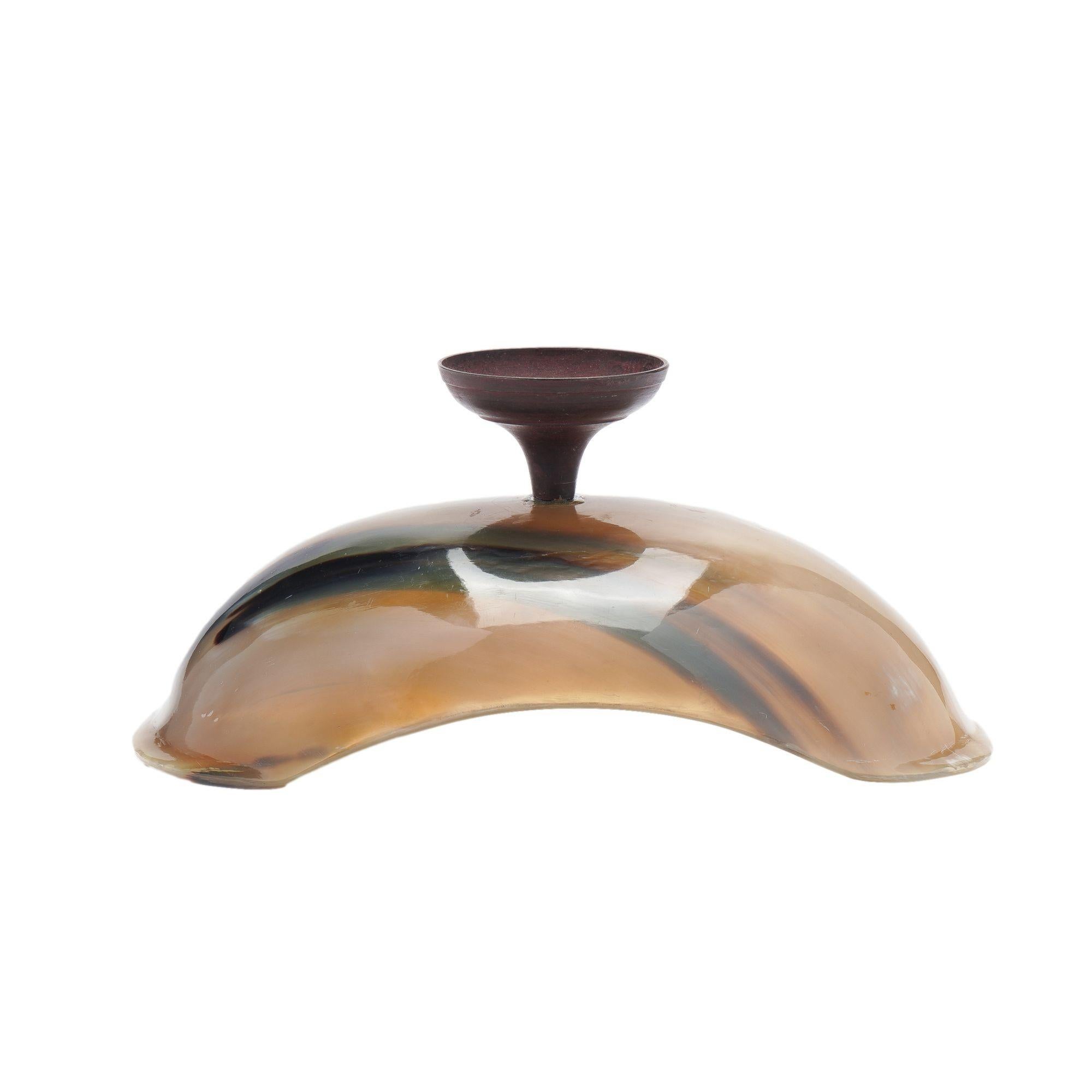 Cuenco de cuerno de búfalo sobre pedestal en venta 5