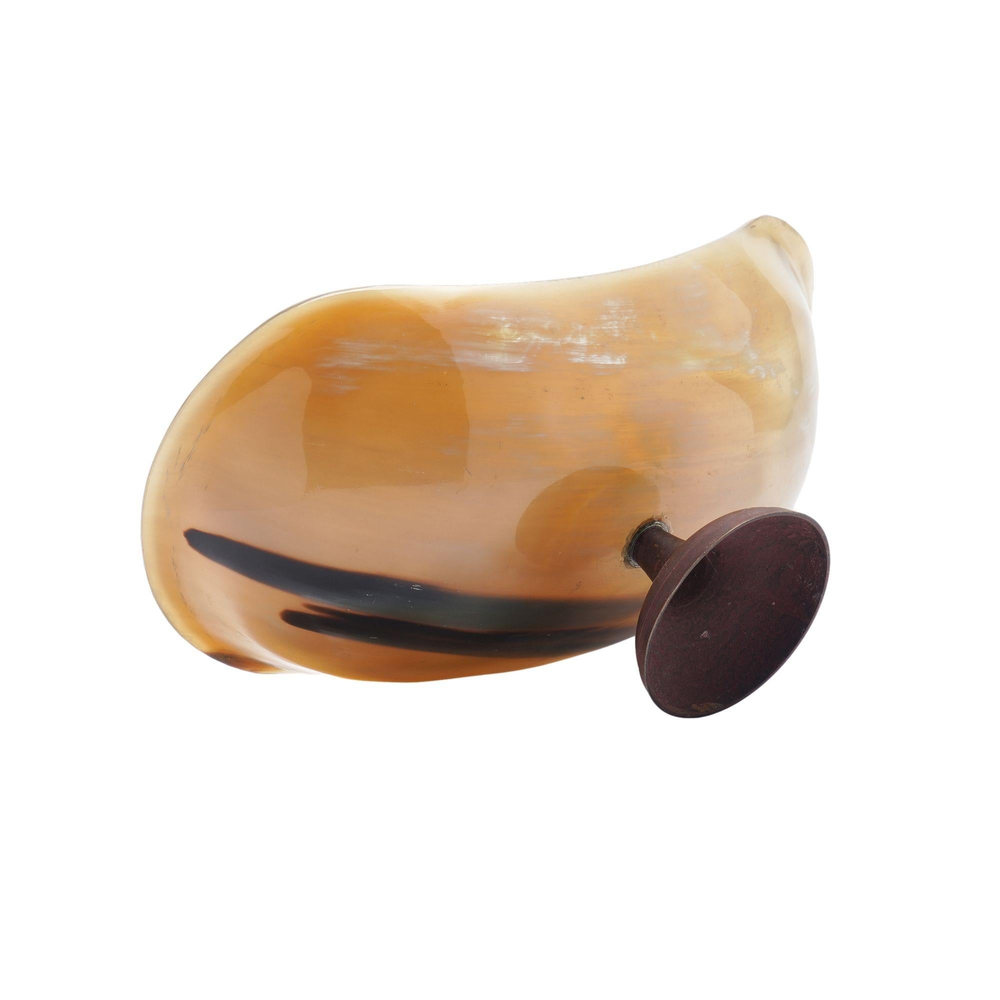 Cuenco de cuerno de búfalo sobre pedestal en venta 6