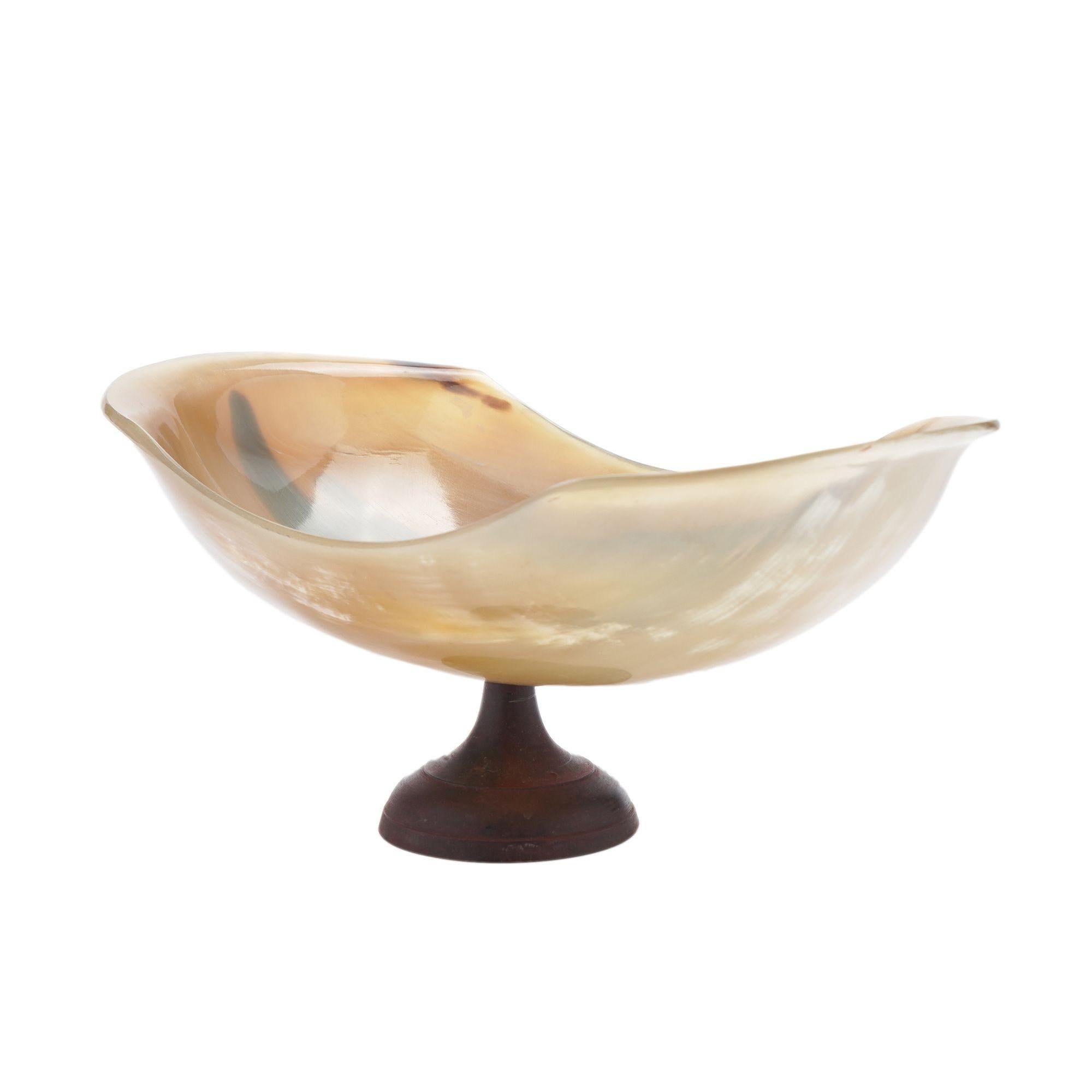 Cuenco de cuerno de búfalo sobre pedestal en Bueno estado para la venta en Kenilworth, IL